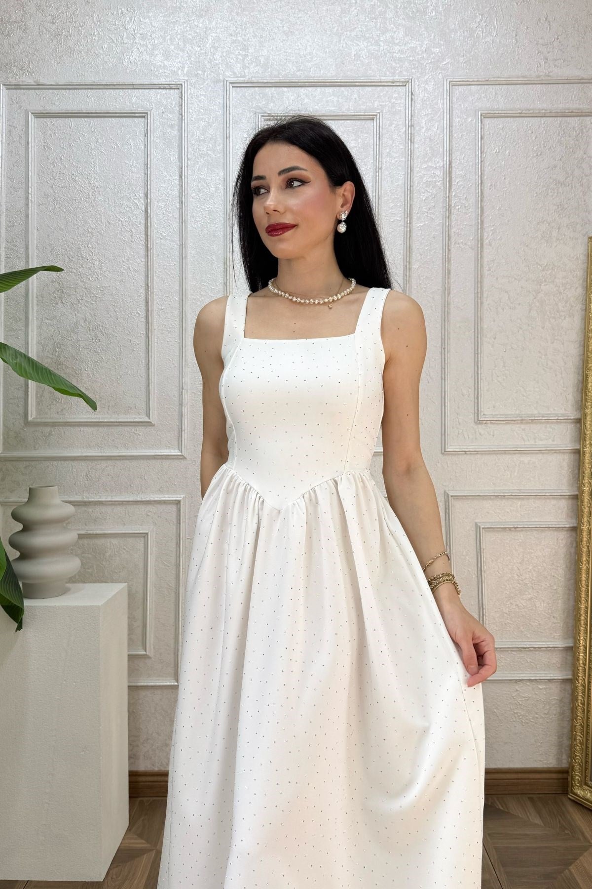 Beyaz Beli Büzgü Detay Kuşaklı Taşlı Elbise