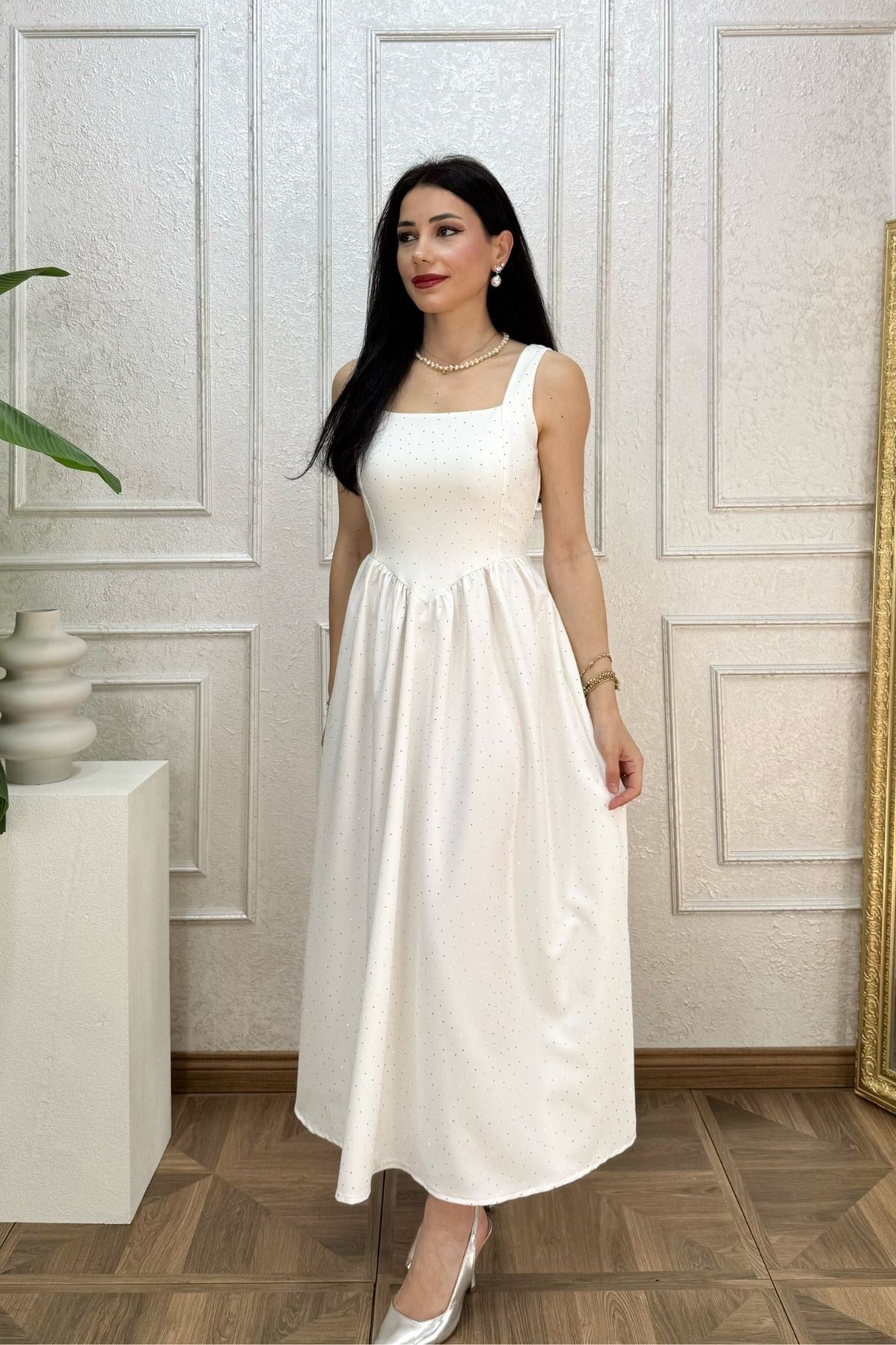 Beyaz Beli Büzgü Detay Kuşaklı Taşlı Elbise