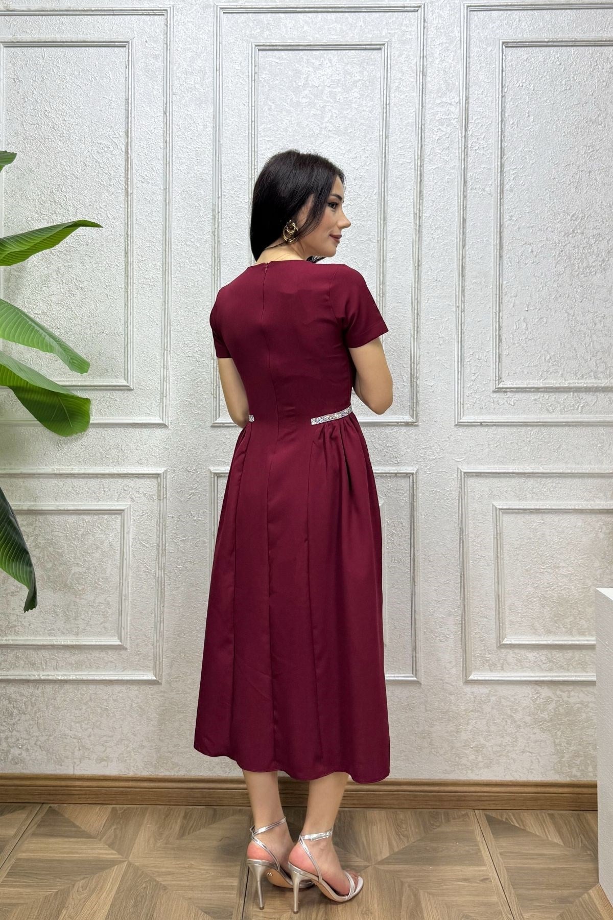 Bordo Yakası ve Beli Taş Şeritli Elbise