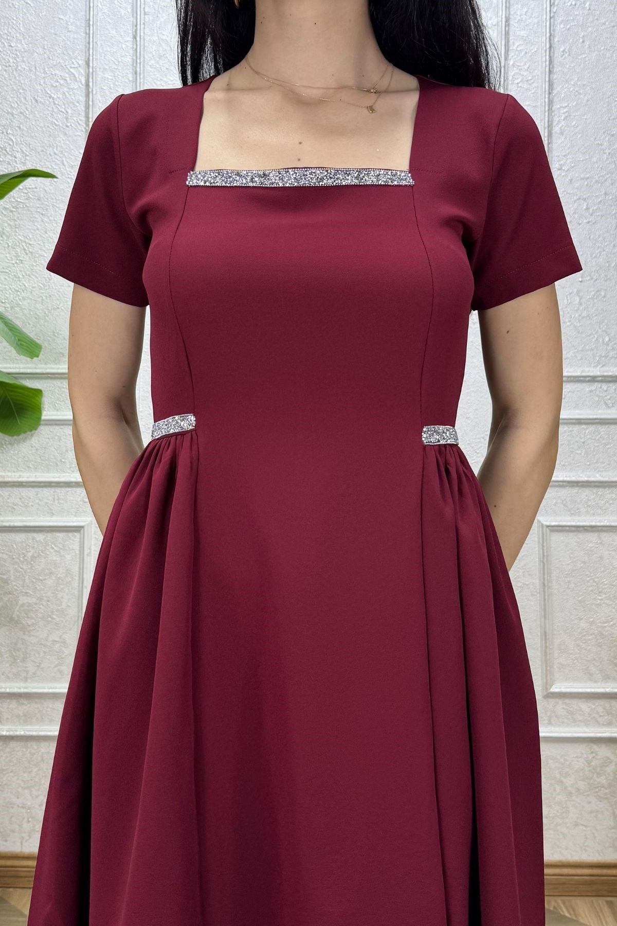 Bordo Yakası ve Beli Taş Şeritli Elbise