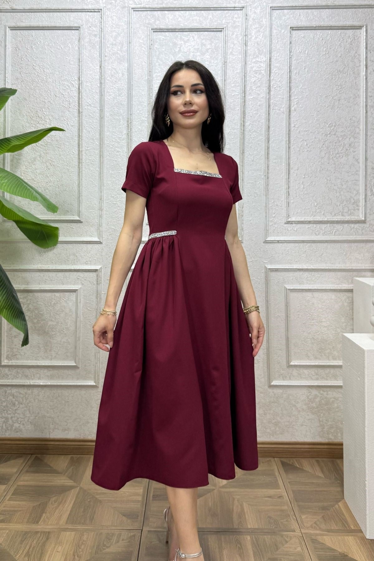 Bordo Yakası ve Beli Taş Şeritli Elbise