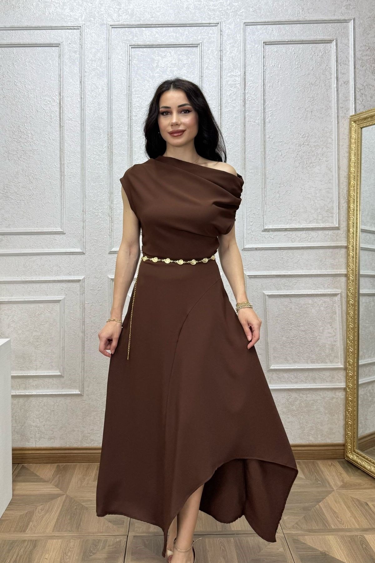 Kahve Düşük Omuzlu Eteği Asimetrik Kesimli Kemerli Elbise