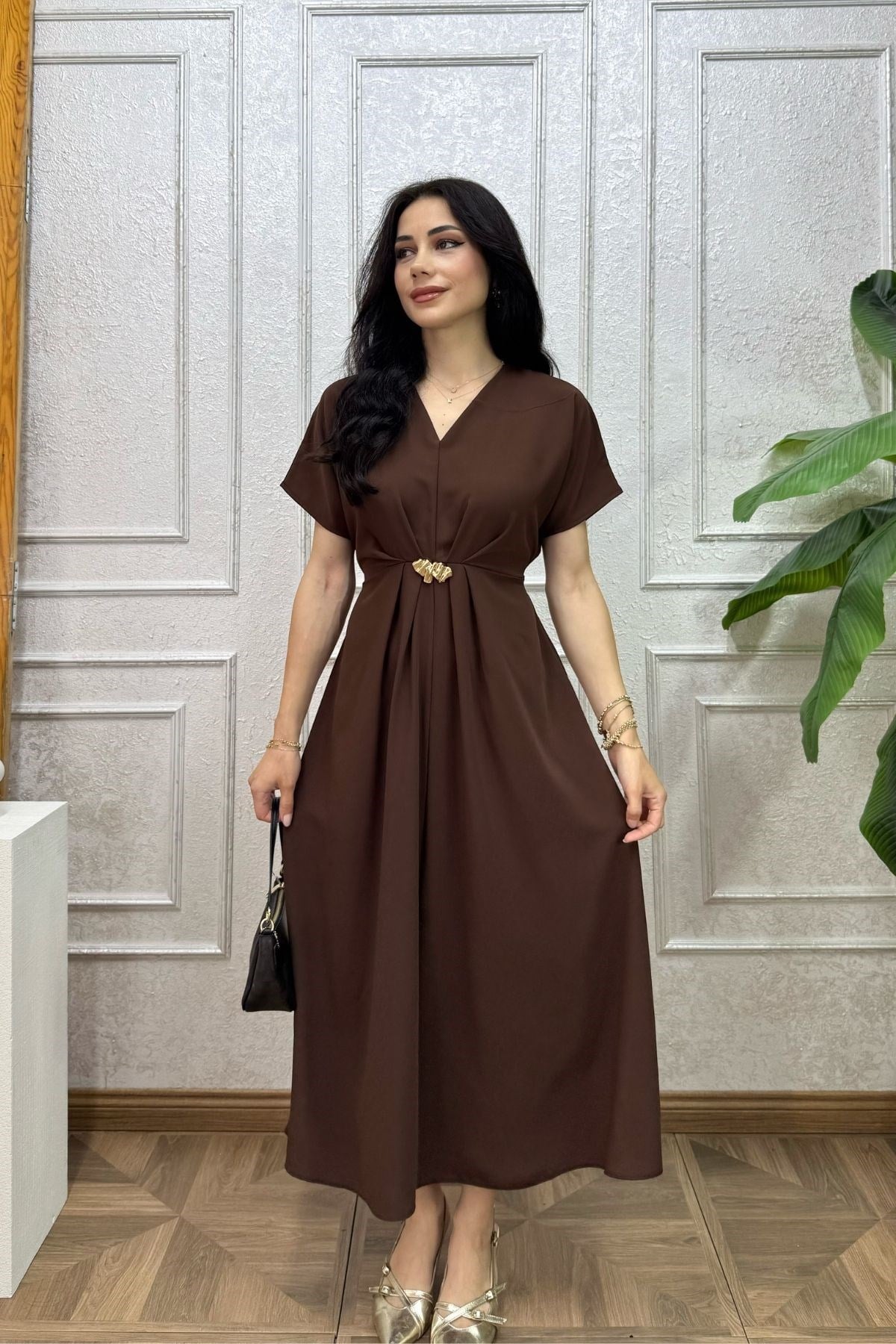 Kahverengi Beli Bağlamalı Broş Detay Elbise