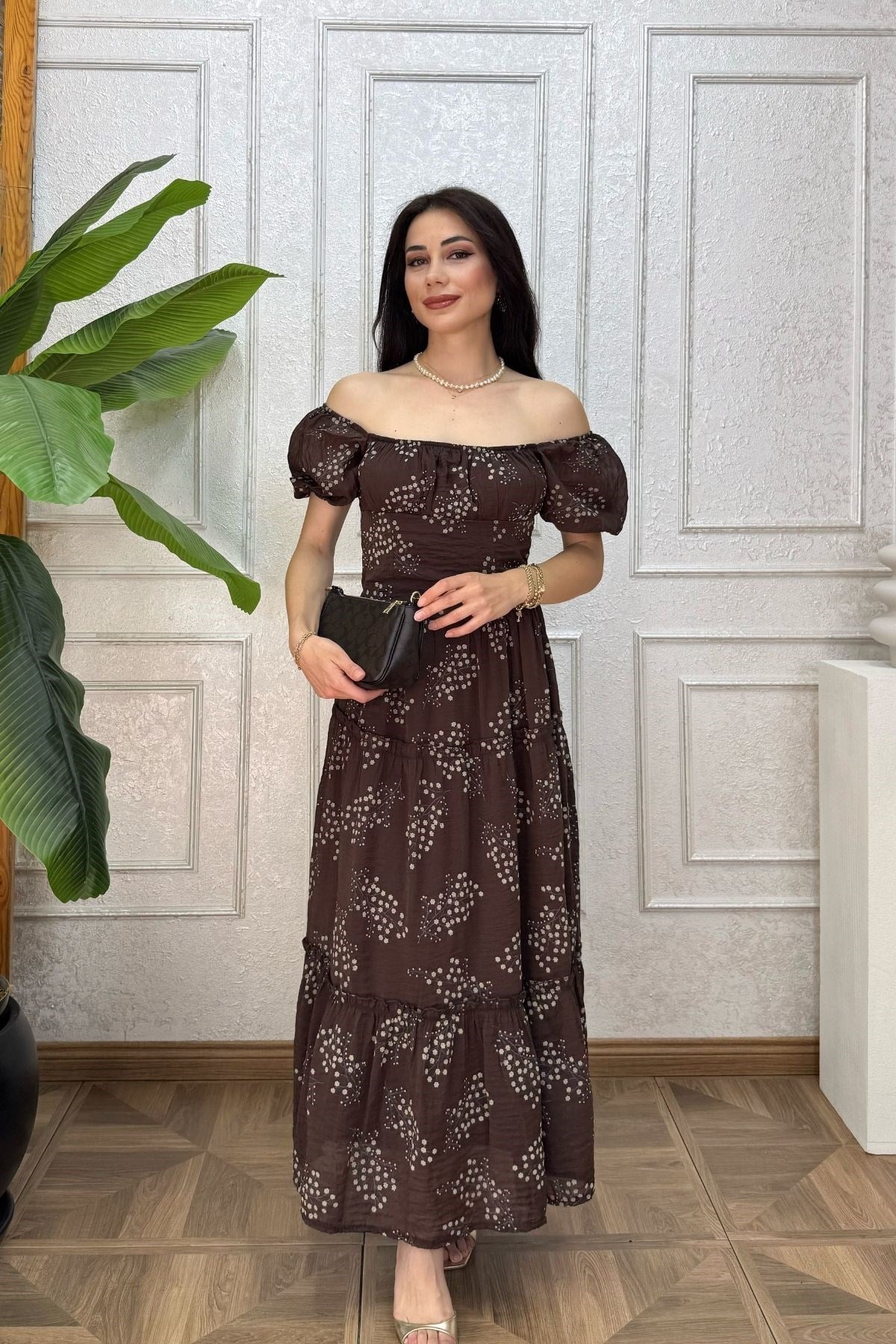Kahverengi Üzeri Çıtır Çiçek Baskılı Kolu Lastikli Elbise