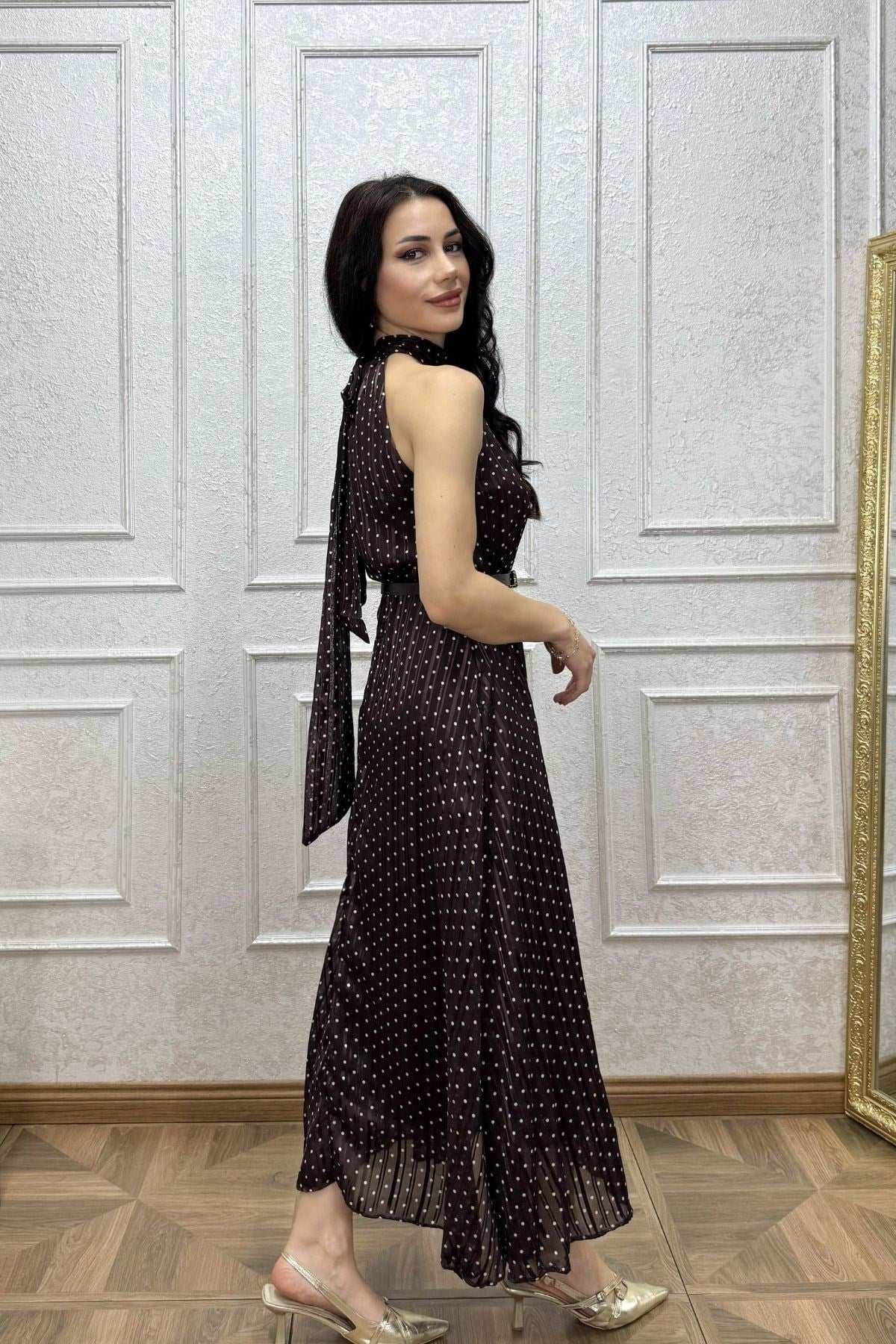 Kahverengi Yakası Bağlamalı Sim Geçişli Kemerli Elbise