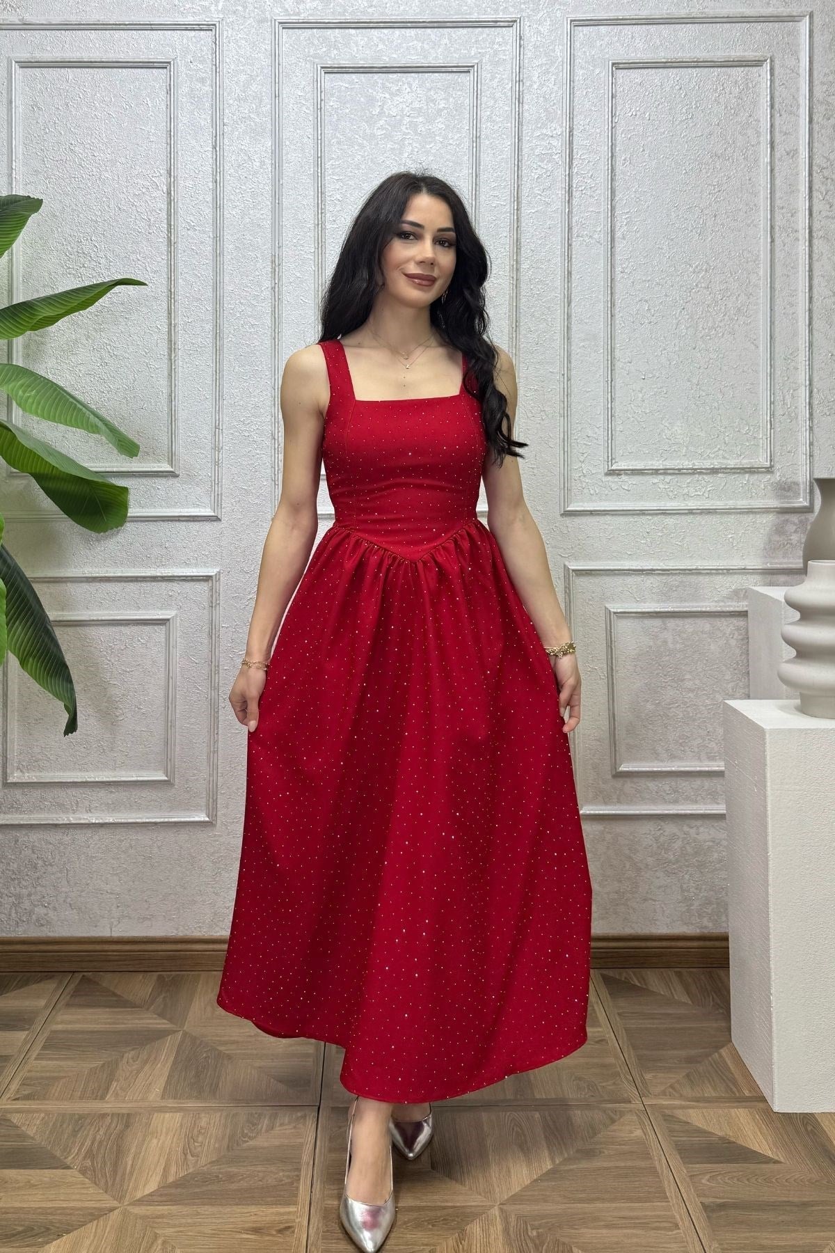 Kırmızı Beli Büzgü Detay Kuşaklı Taşlı Elbise