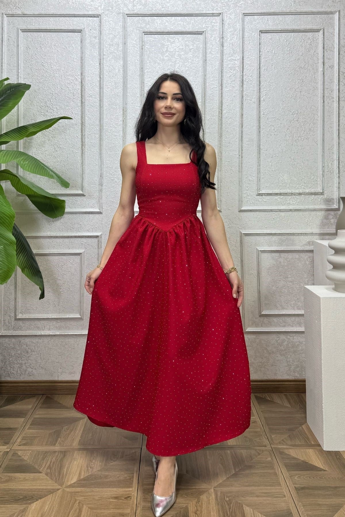 Kırmızı Beli Büzgü Detay Kuşaklı Taşlı Elbise