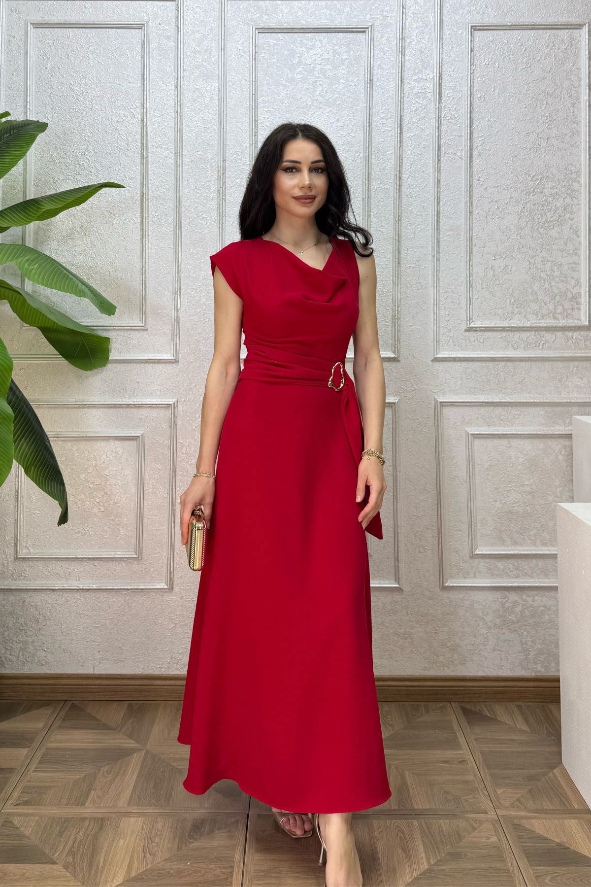 Kırmızı Beli Kuşak Toka Detay Degaje Yaka Elbise