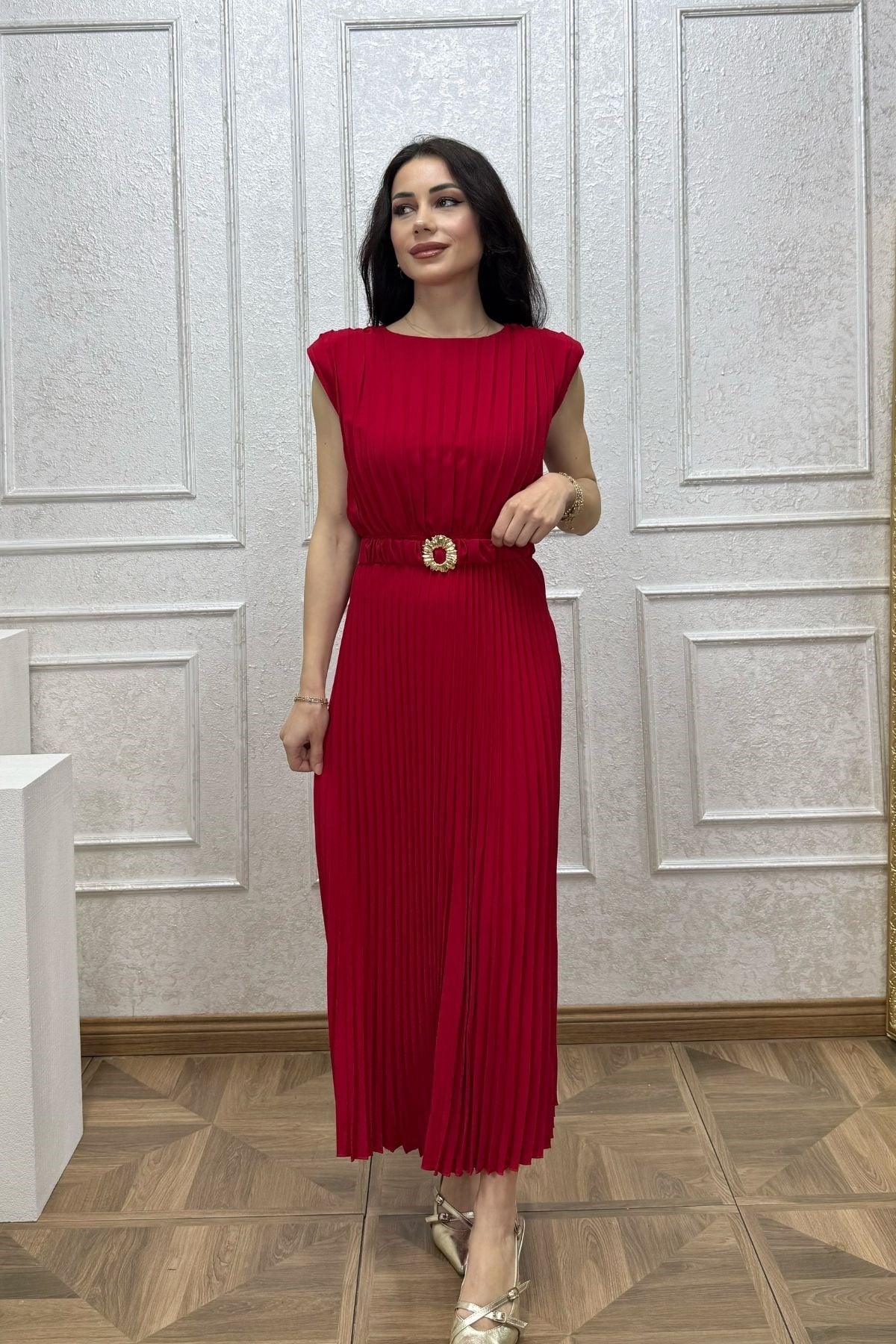 Kırmızı Beli Lastikli Aksesuar Detaylı Piliseli Elbise