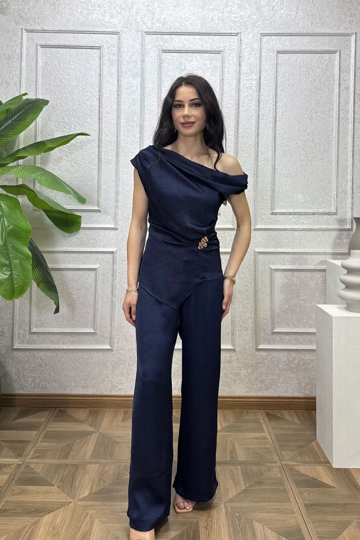 Lacivert Tek Omzu Düşük Bel Aksesuarlı Saten Takım