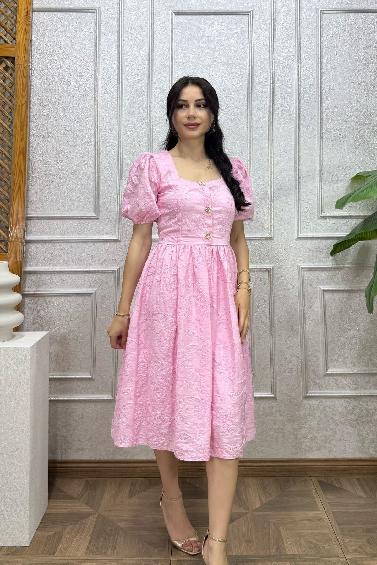 Pembe Göğsü Gold Süs Düğmeli Brode Elbise