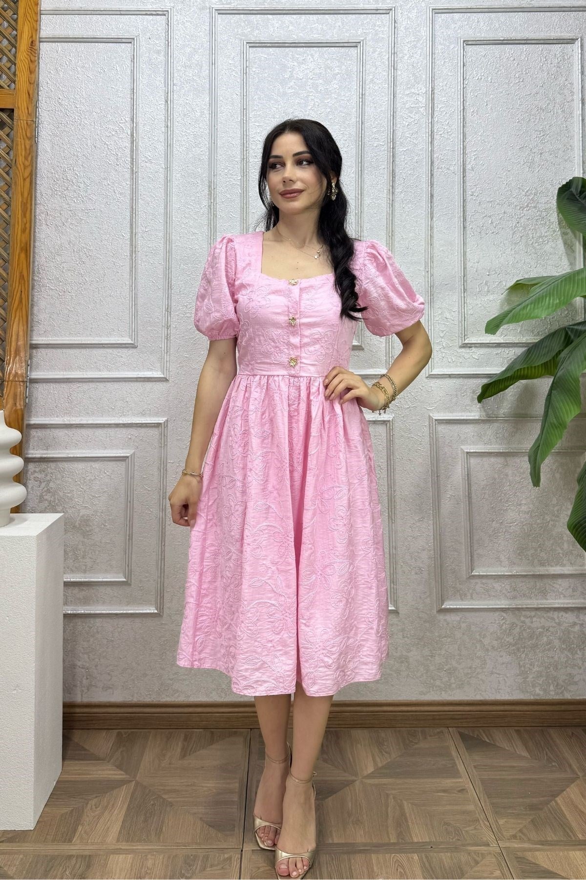 Pembe Göğsü Gold Süs Düğmeli Brode Elbise