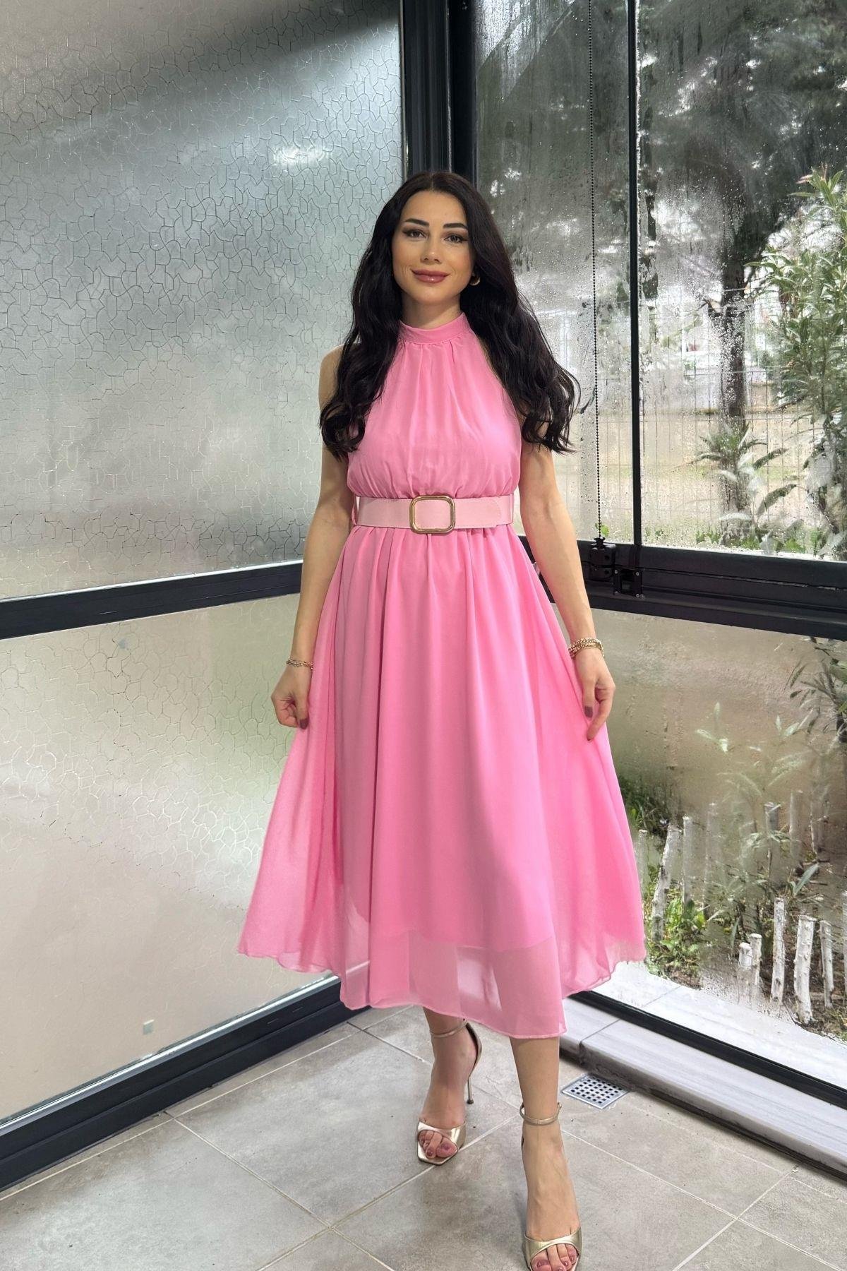 Pembe Halter Yaka Kemerli Şifon Elbise
