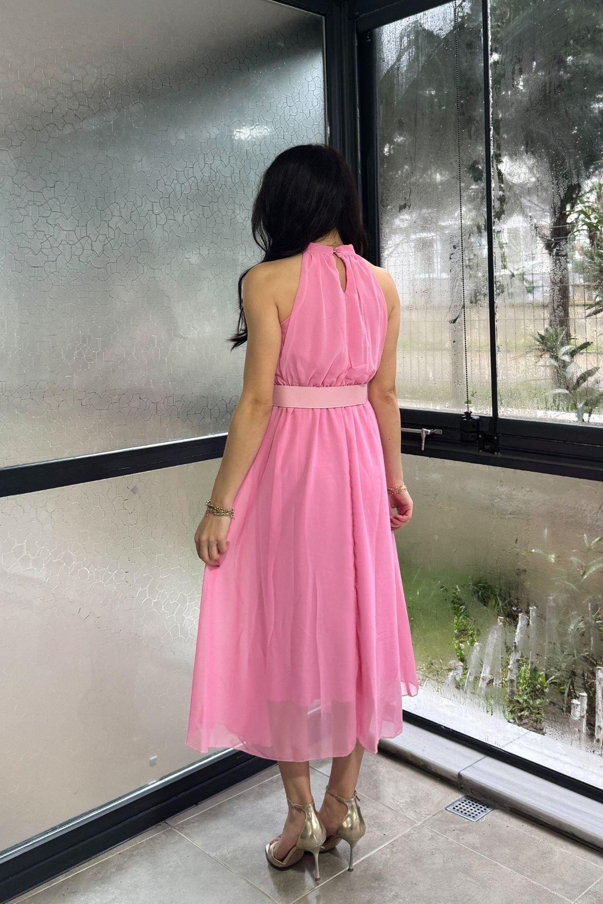 Pembe Halter Yaka Kemerli Şifon Elbise