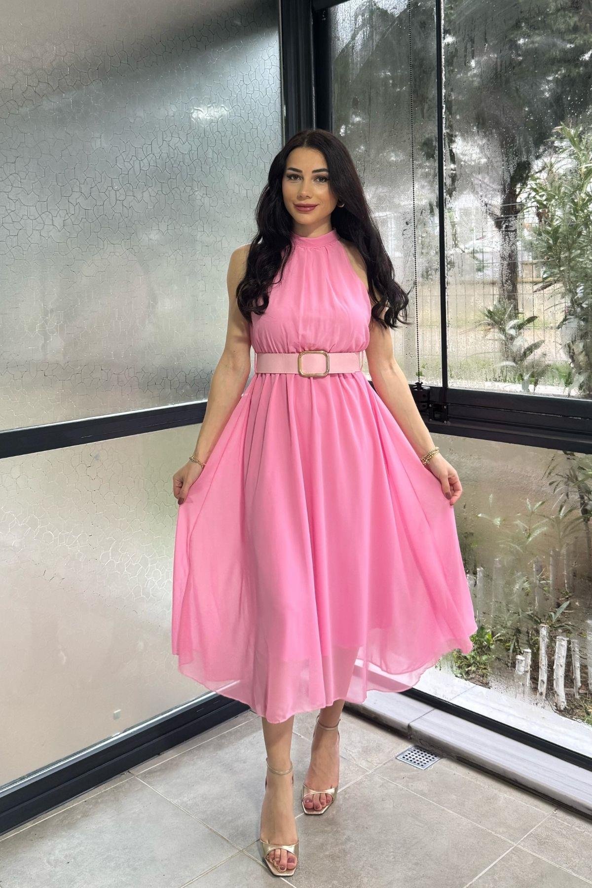 Pembe Halter Yaka Kemerli Şifon Elbise