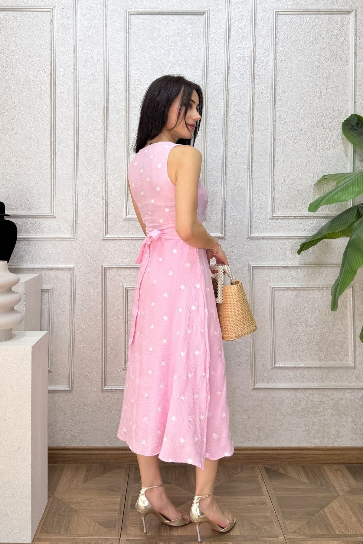 Pembe Nakış İşlemeli Kemerli Müslin Elbise