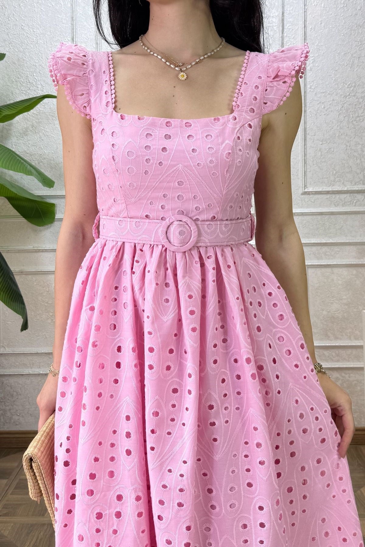 Pembe Omzu Volanlı Kemerli Brode Elbise