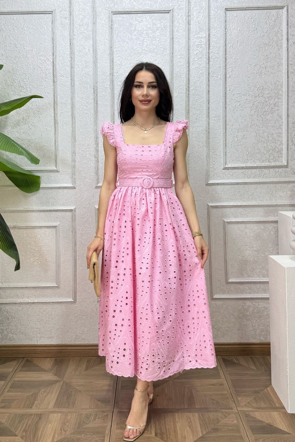 Pembe Omzu Volanlı Kemerli Brode Elbise