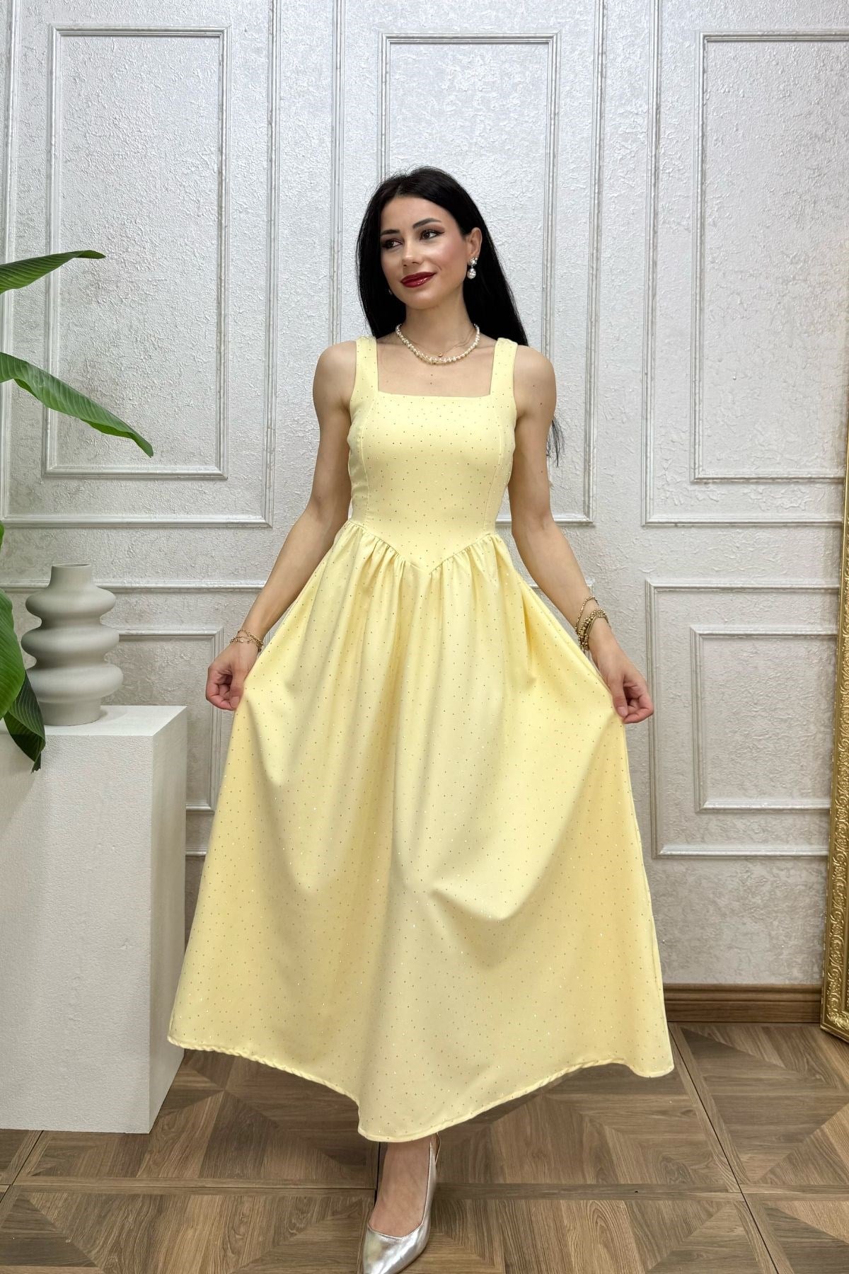 Sarı Beli Büzgü Detay Kuşaklı Taşlı Elbise