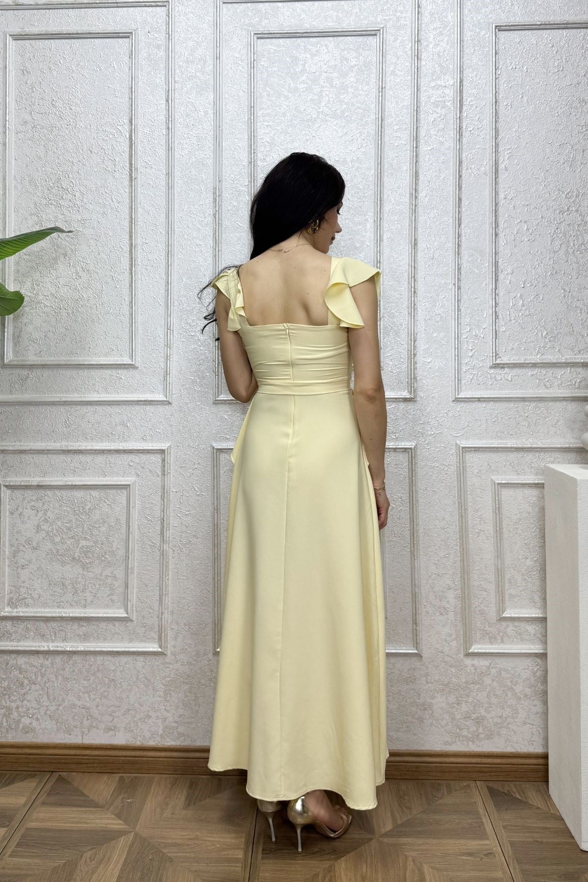 Sarı Omzu Eteği Volan Detaylı Kemerli Elbise