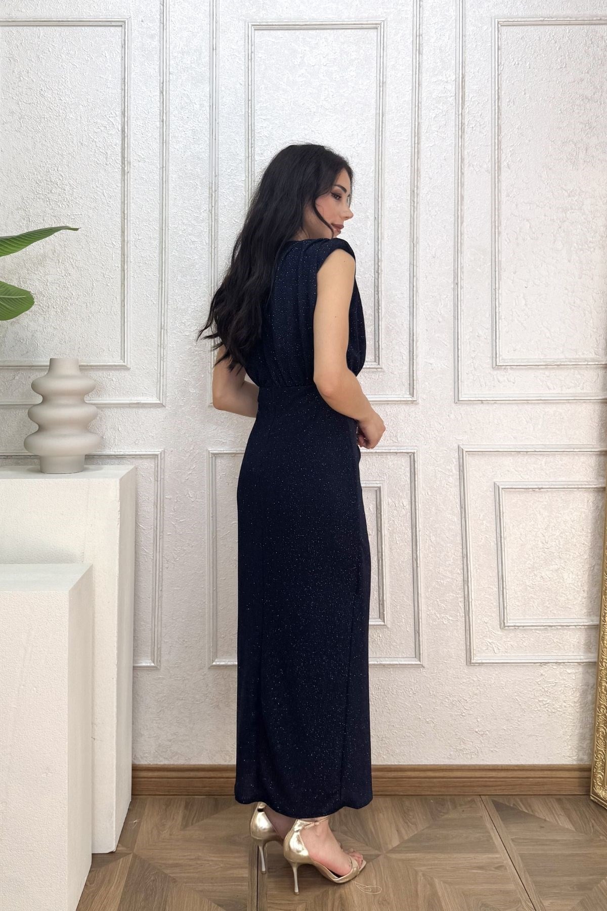 Siyah Aksesuarlı Vatkalı Simli Kalem Elbise