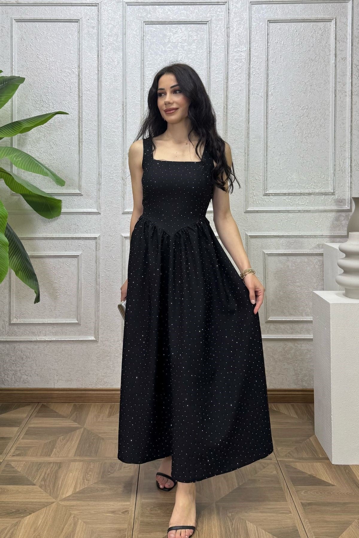 Siyah Beli Büzgü Detay Kuşaklı Taşlı Elbise