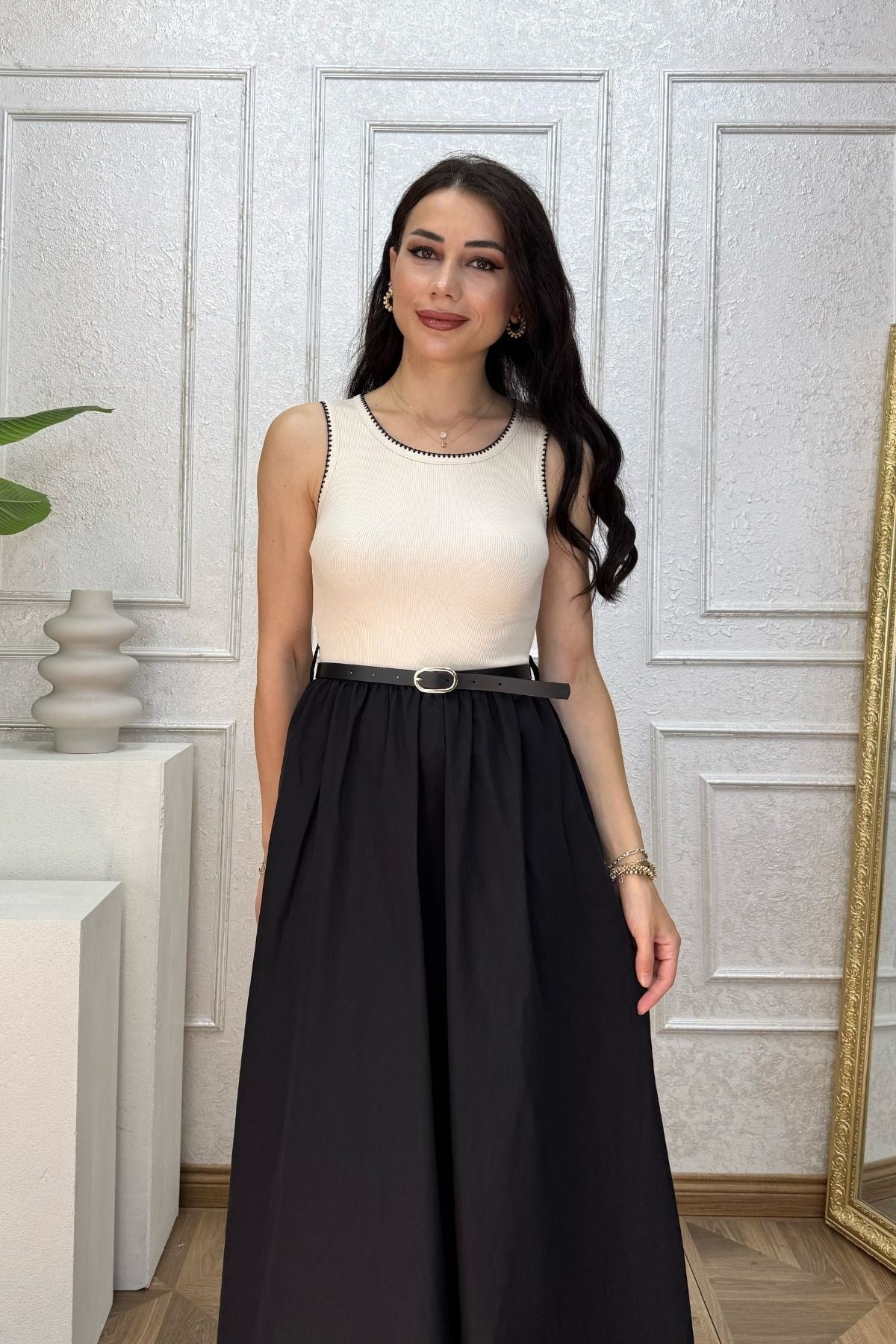 Siyah Eteği Poplin Yaka ve Omzu Dikiş Detay Elbise