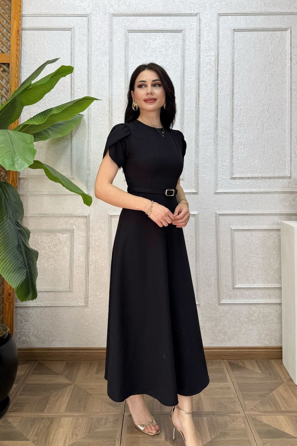 Siyah Kol Detaylı Kemerli Elbise