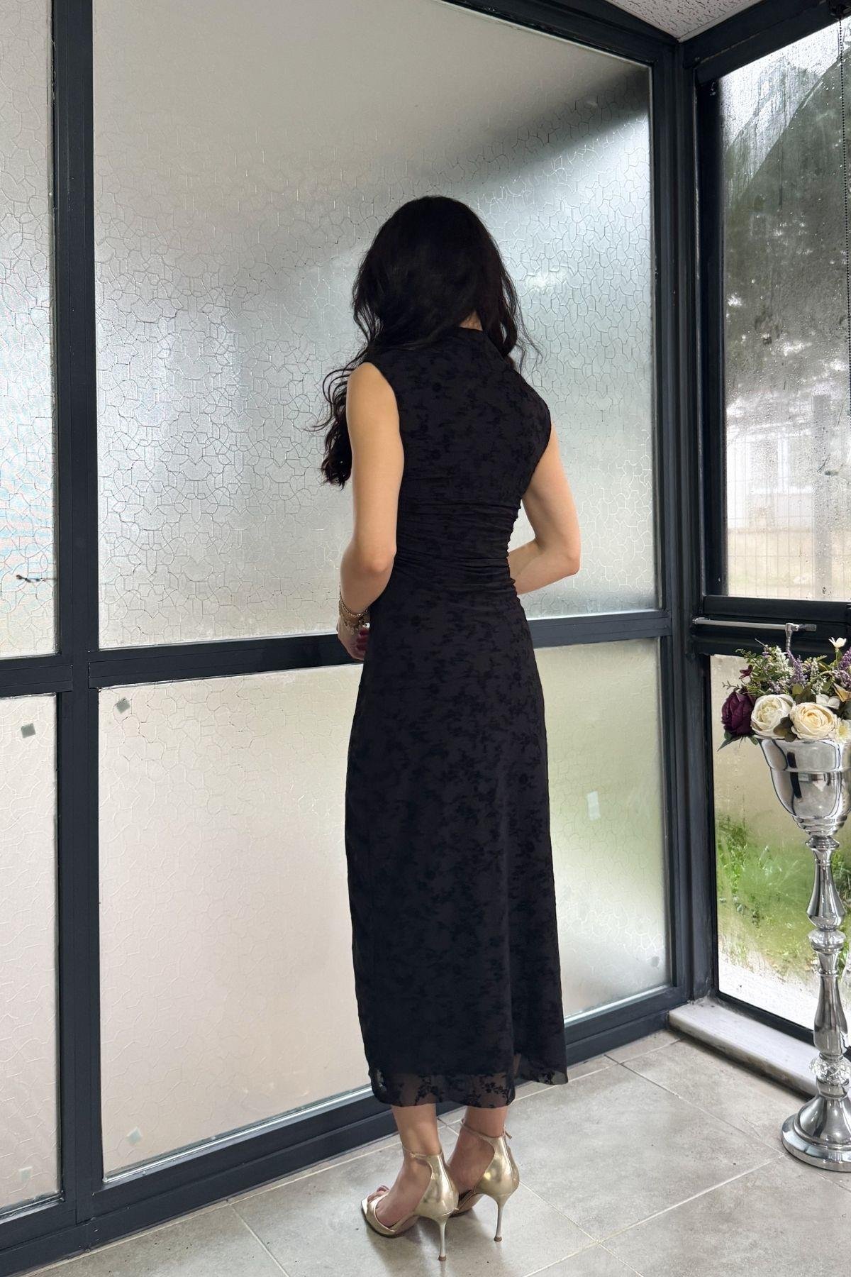 Siyah Yakası Dekolte Detay Flok Baskılı Tül Elbise