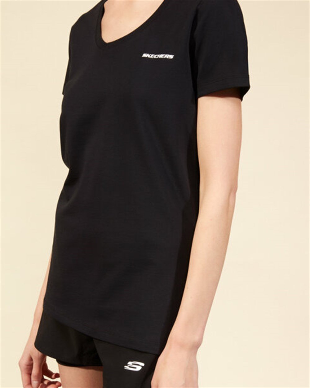 Skechers Graphic Tee W V Neck T-Shirt Kadın Siyah Üst & T-shirt - S202215-001