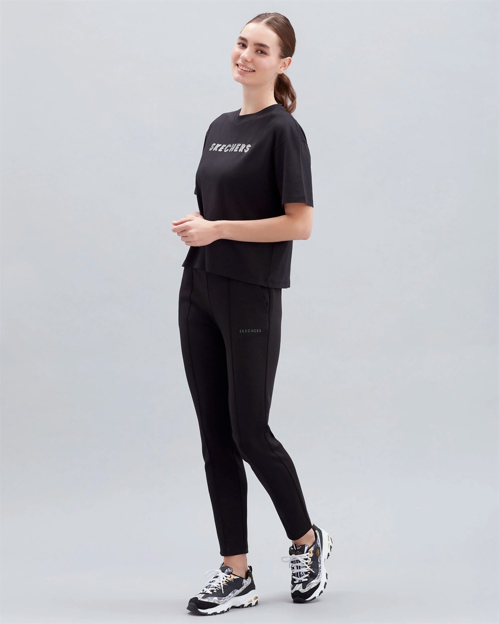 Skechers W Graphic Tee Shiny Logo T-Shirt Kadın Siyah Günlük T-shirt - S221175-001