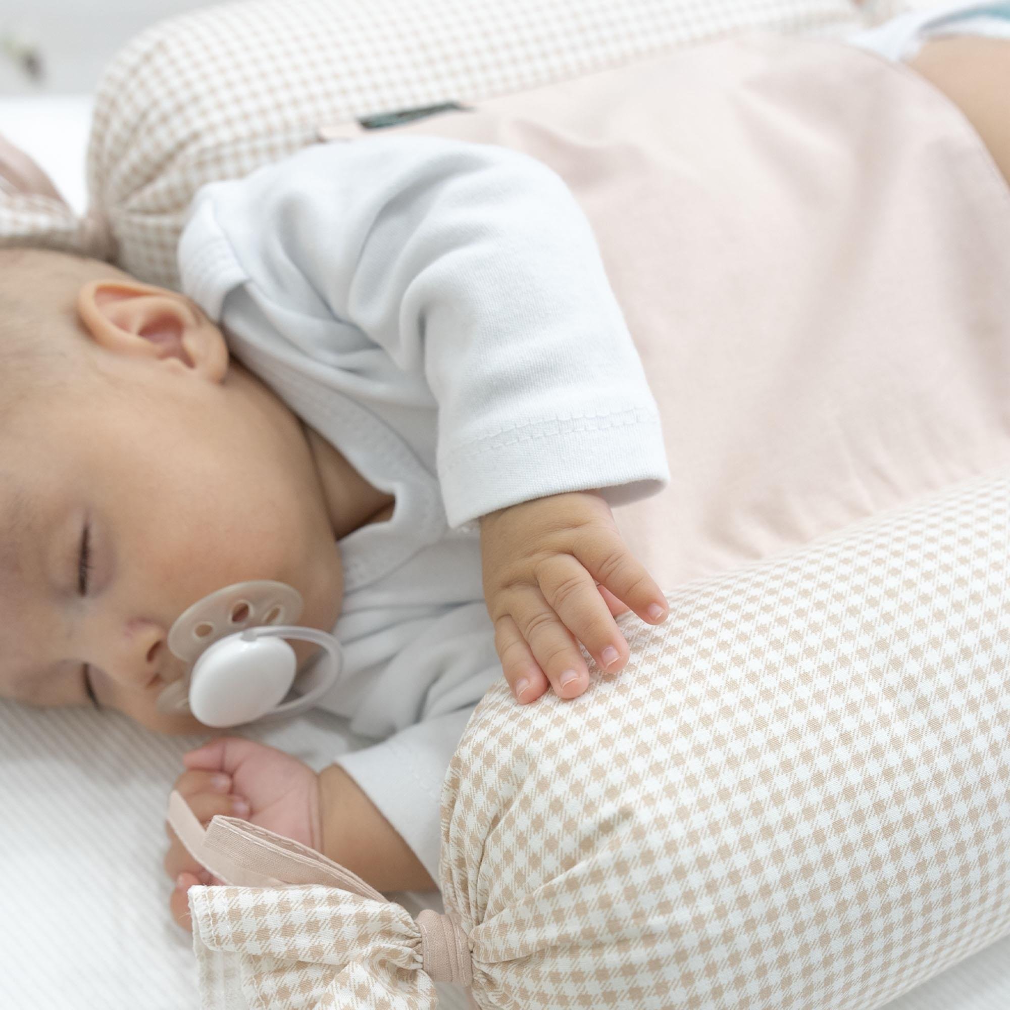 Bebek Yuvarlanma Önleyici Yastık, Yenidoğan Yan Yatış Yastığı, Puffs Serisi Pembe 