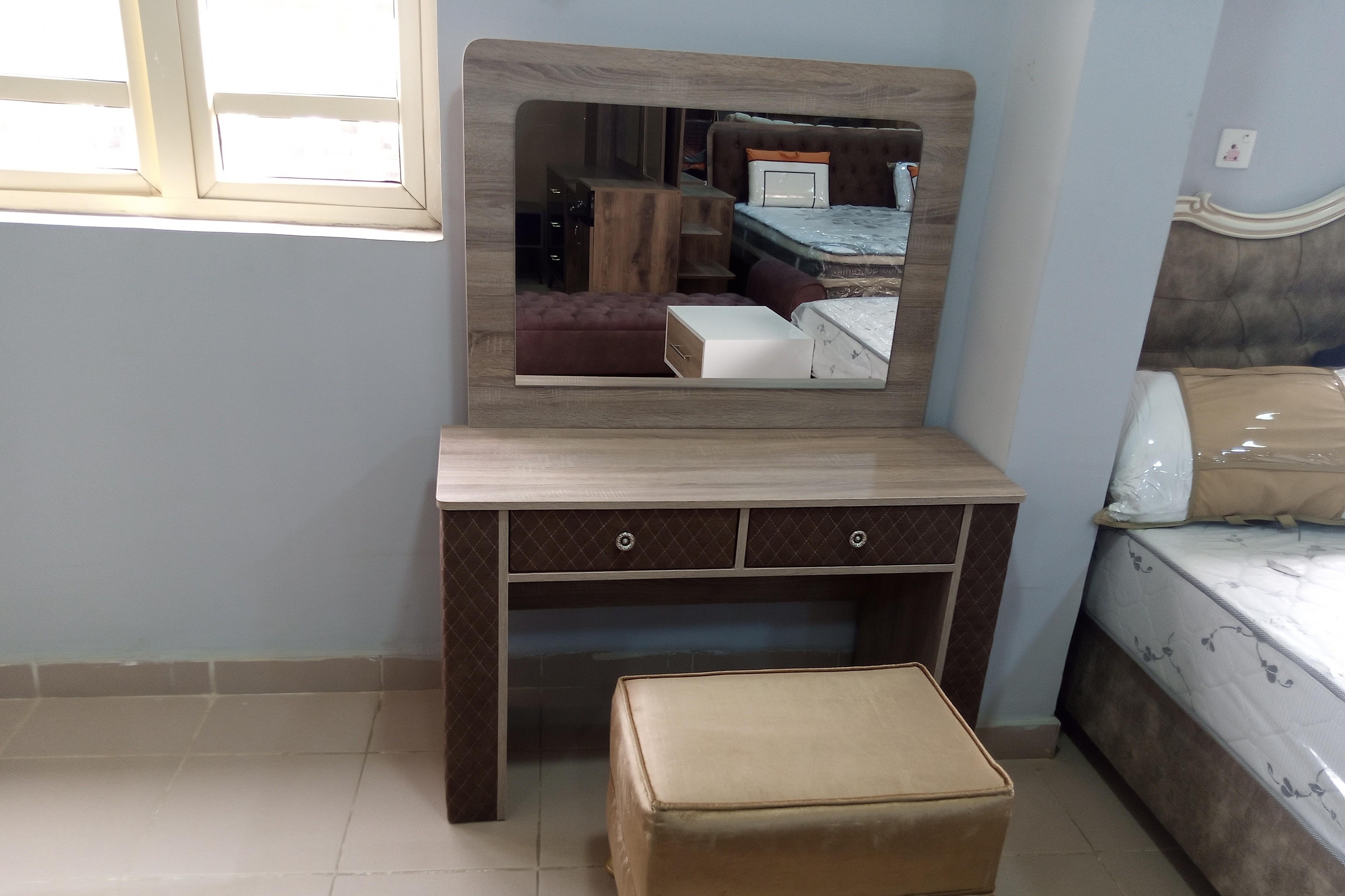 DOGA QUILTED MAKE-UP TABLE