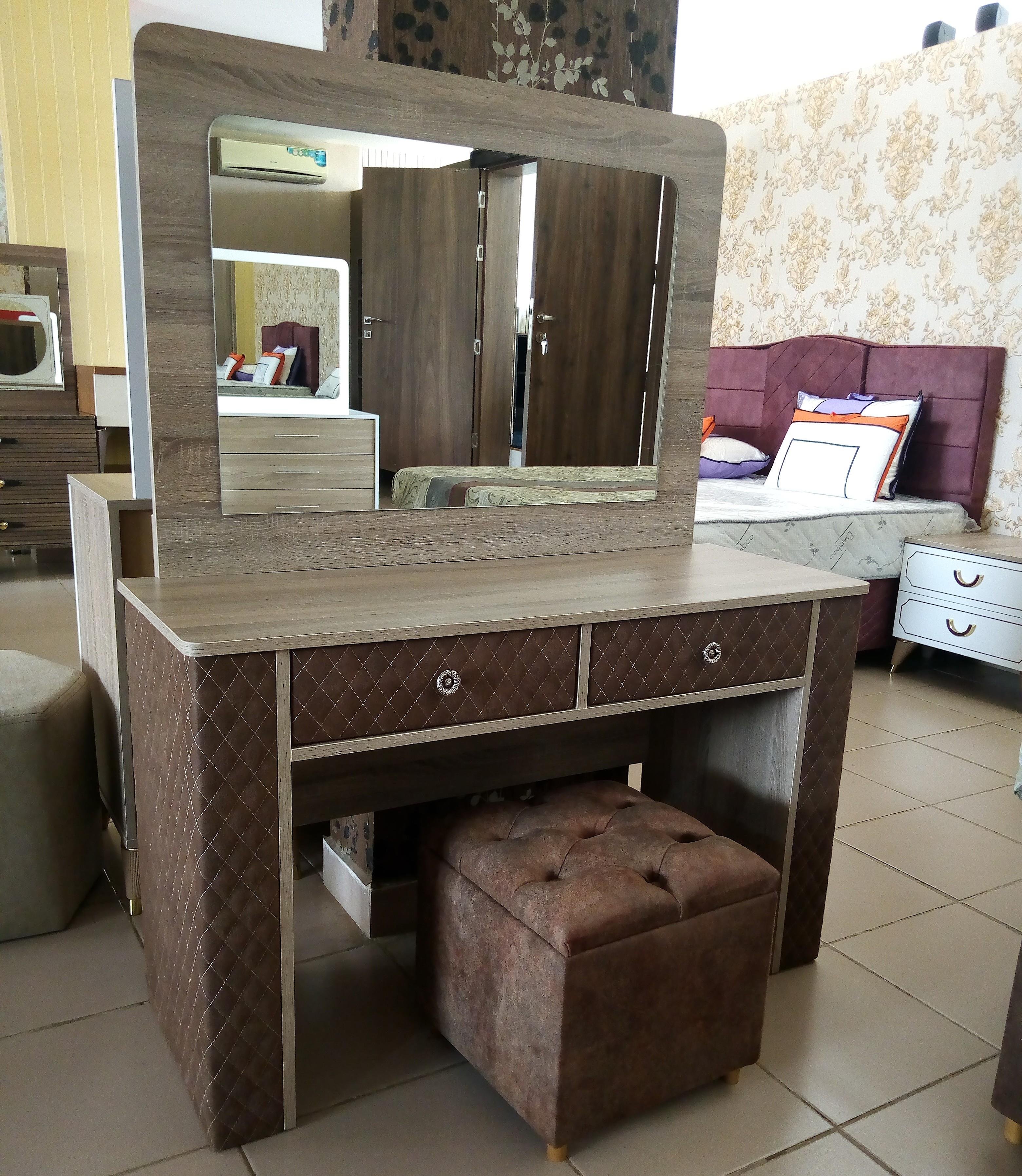 DOGA QUILTED MAKE-UP TABLE