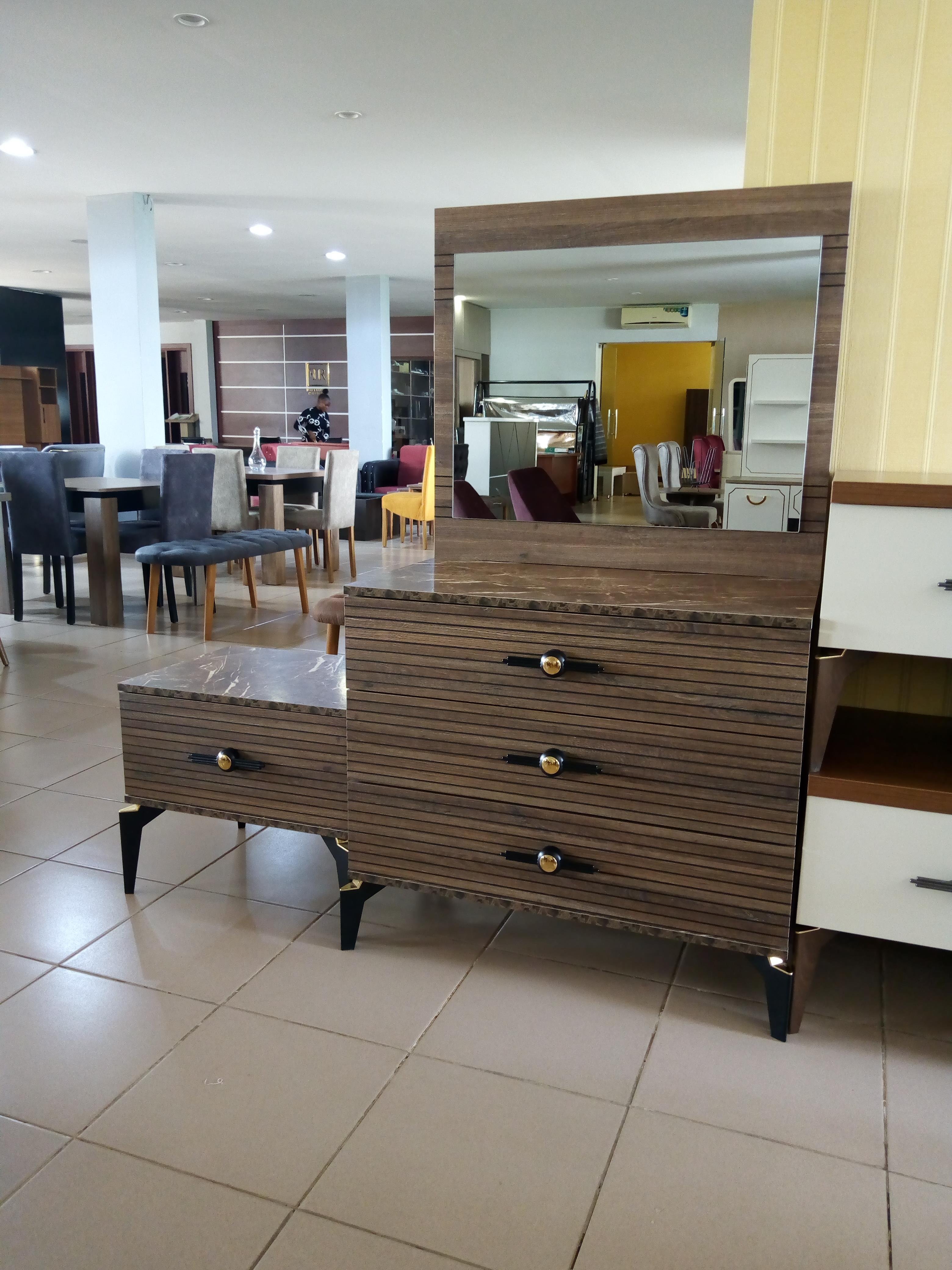 LINEAR DECOR DRESSER