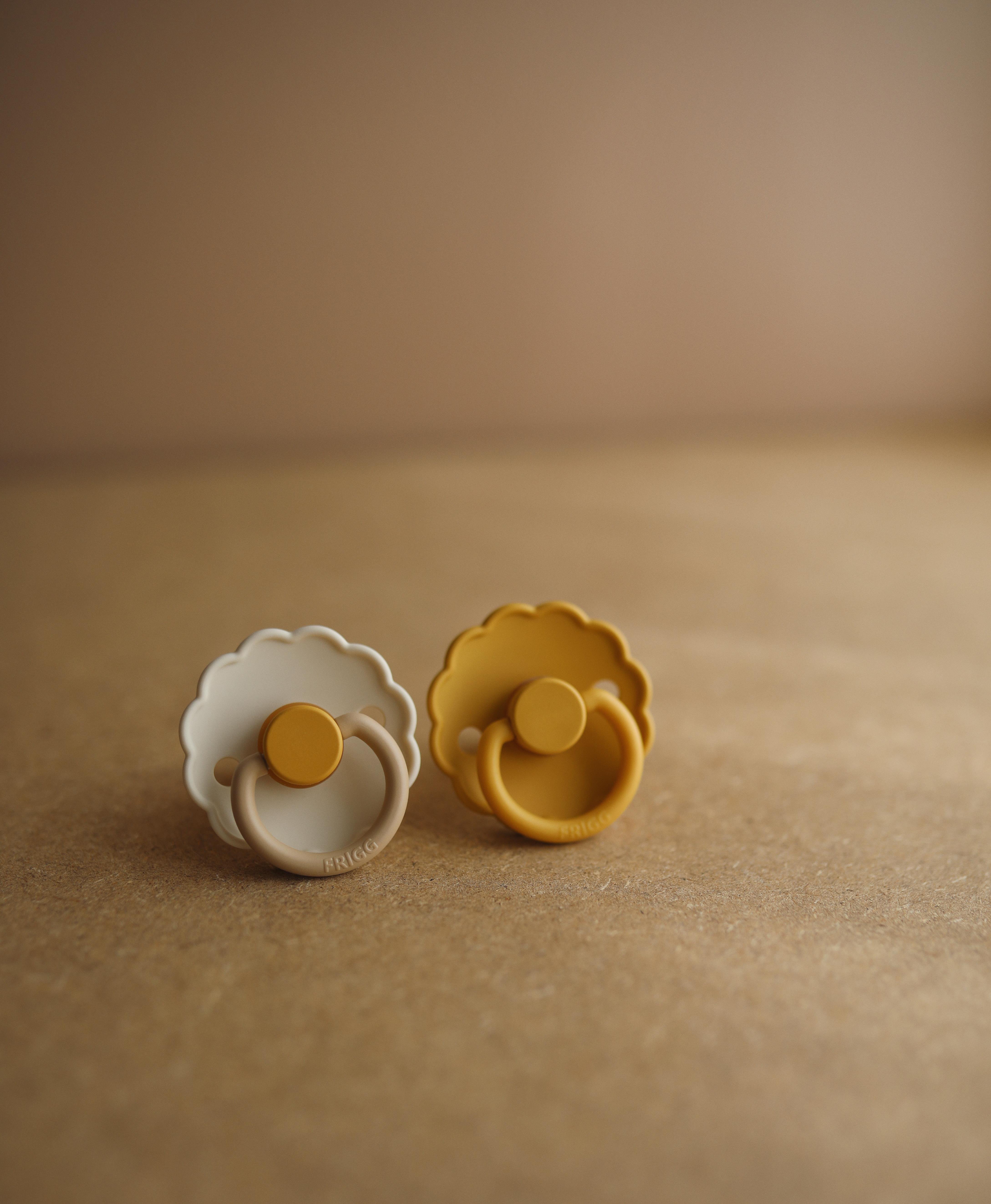 FRIGG Daisy İkili Kauçuk Emzik - Chamomile / Honey Gold 6-18 Ay