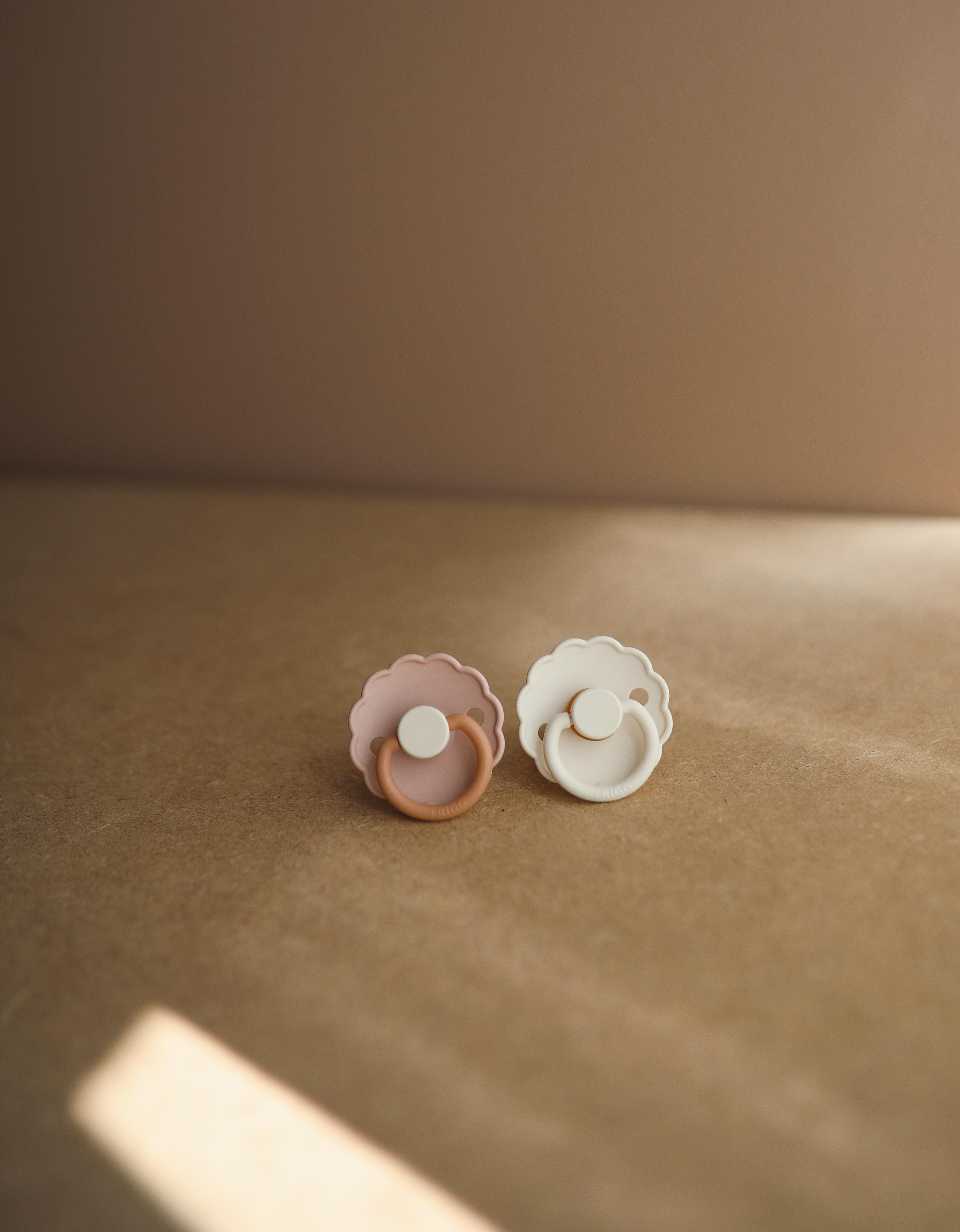 FRIGG Daisy Silikon Emzik - Biscuit 6-18 Ay