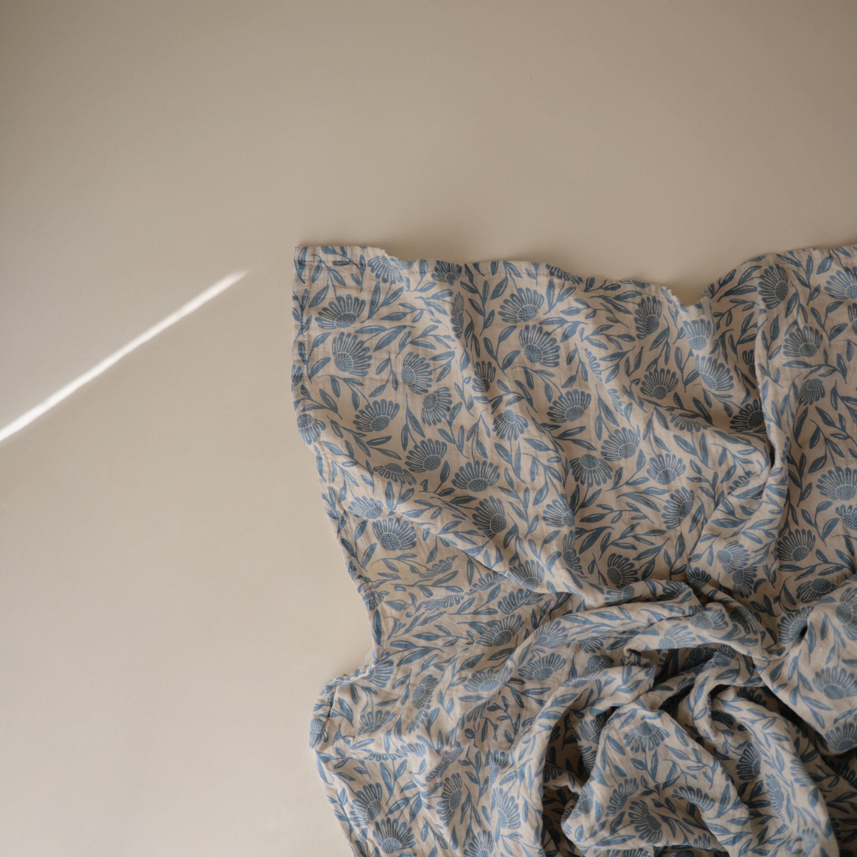 Mushie Organik Müslin Örtü / Kundak - Blue Flowers