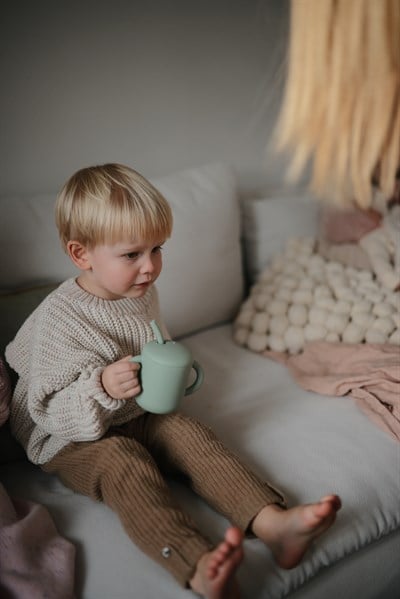 Mushie Pipetli Silikon Alıştırma Bardağı - Cambridge Blue