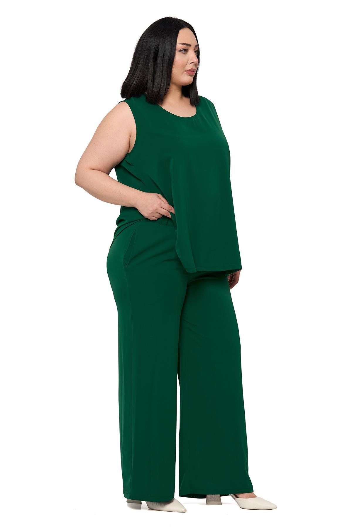 Bluz | Pantolon TakımlarDisentis Modest Büyük Beden Kolsuz Bluz Bol Paça Pantolon Zümrüt Yeşili İkili TakımDISENTIS MODESTBüyük Beden Kolsuz Bluz Bol Paça Pantolon Zümrüt Yeşili İkili Takım