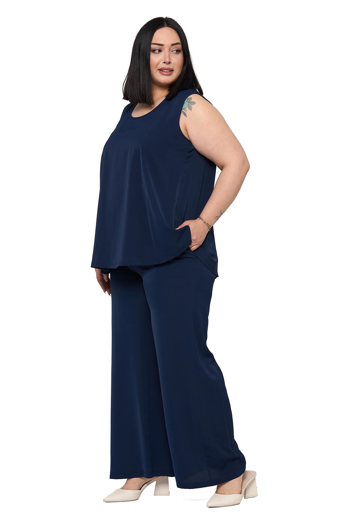 Bluz | Pantolon TakımlarDisentis Modest Büyük Beden Kolsuz Bluz Bol Paça Pantolon Lacivert İkili TakımDISENTIS MODESTBüyük Beden Kolsuz Bluz Bol Paça Pantolon Lacivert İkili Takım