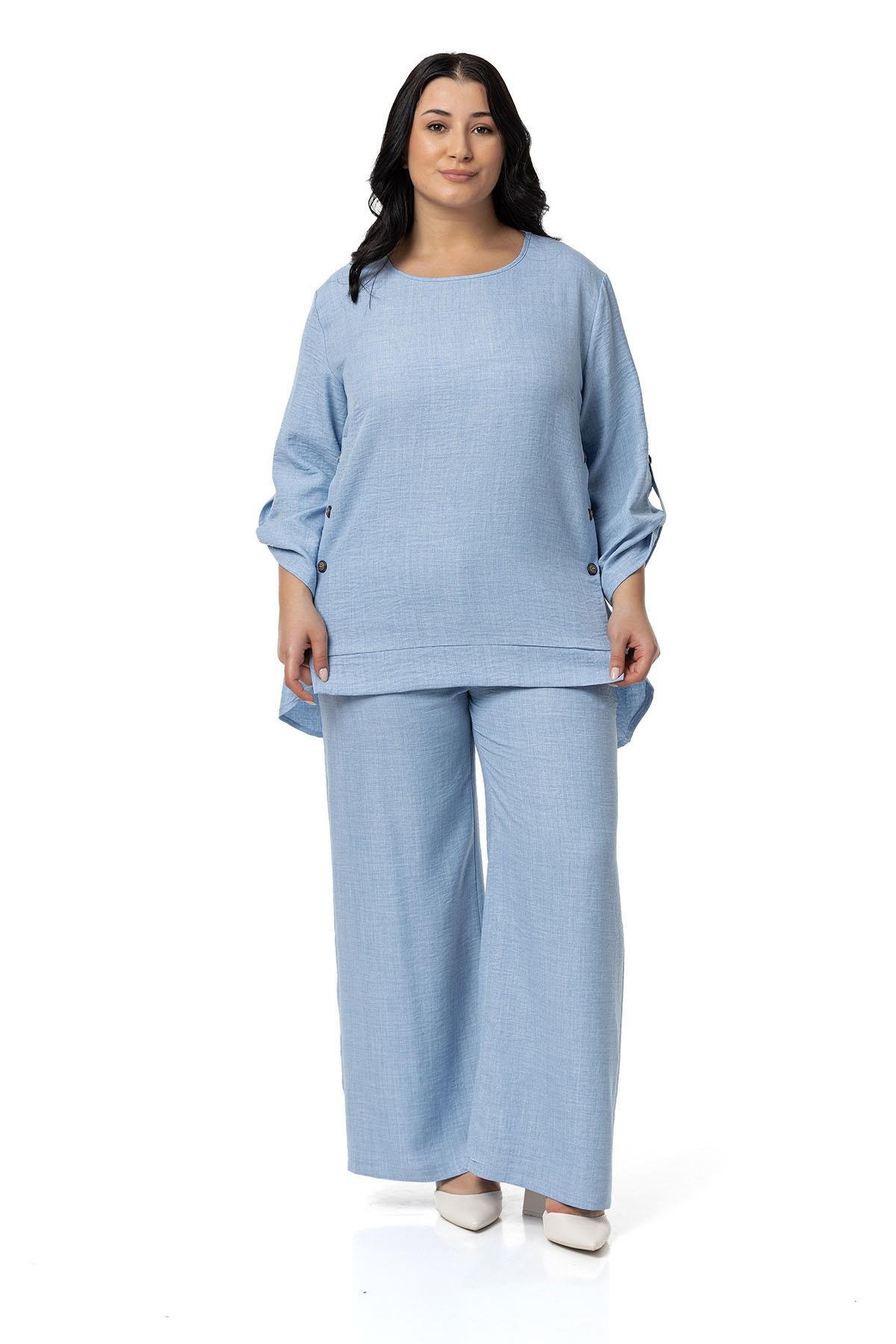 Bluz | Pantolon TakımlarDisentis Modest Büyük Beden Yanları Düğme Detaylı Bluz Pantolon Mavi İkili TakımDISENTIS MODESTBüyük Beden Yanları Düğme Detaylı Bluz Pantolon Mavi İkili Takım