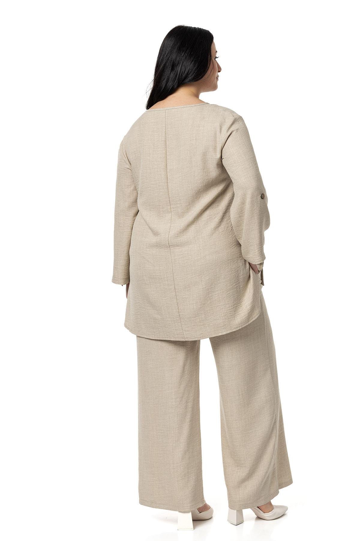 Bluz | Pantolon TakımlarDisentis Modest Büyük Beden Yanları Düğme Detaylı Bluz Pantolon Bej Rengi İkili TakımDISENTIS MODESTBüyük Beden Yanları Düğme Detaylı Bluz Pantolon Bej Rengi İkili Takım
