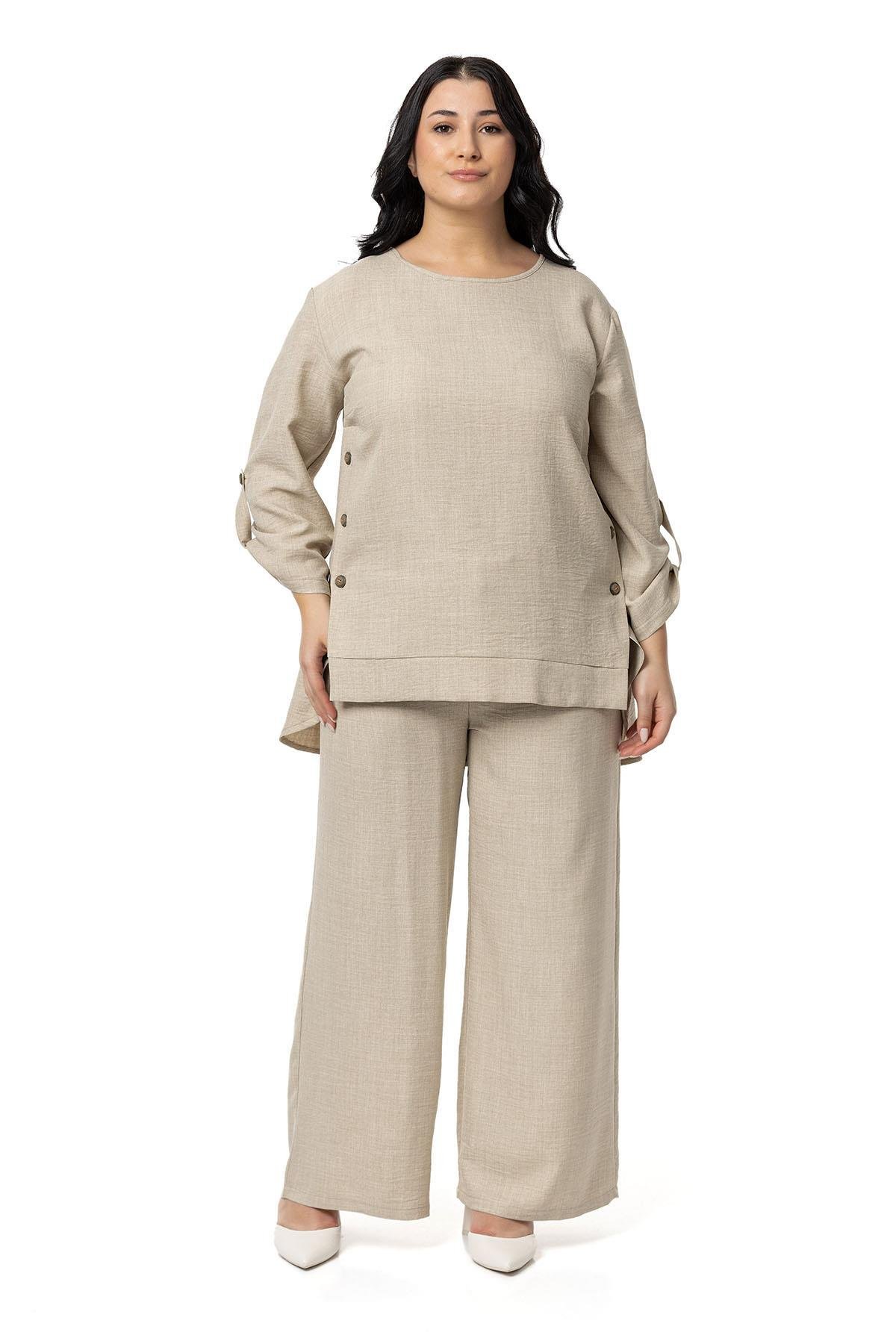 Bluz | Pantolon TakımlarDisentis Modest Büyük Beden Yanları Düğme Detaylı Bluz Pantolon Bej Rengi İkili TakımDISENTIS MODESTBüyük Beden Yanları Düğme Detaylı Bluz Pantolon Bej Rengi İkili Takım