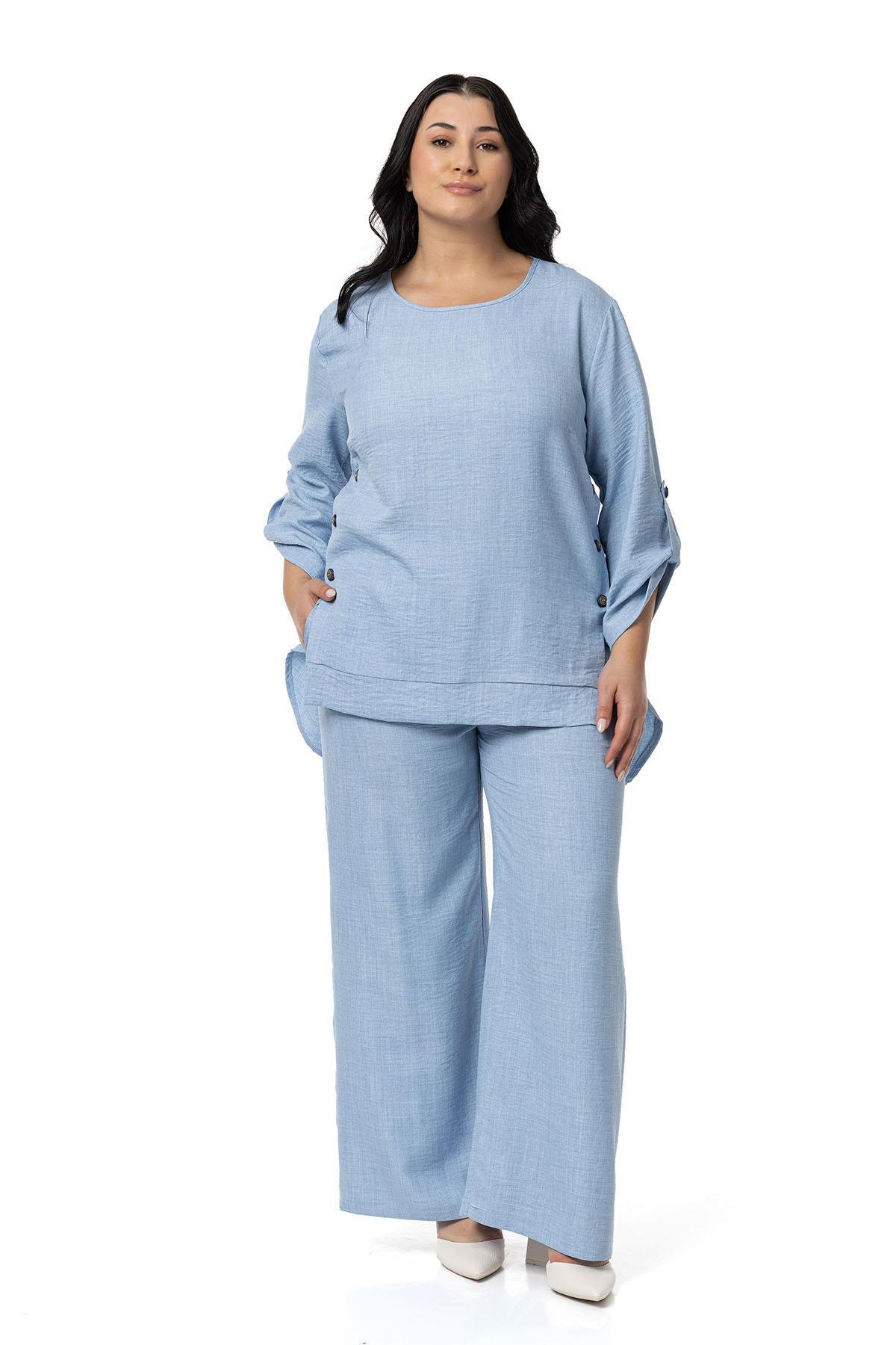Bluz | Pantolon TakımlarDisentis Modest Büyük Beden Yanları Düğme Detaylı Bluz Pantolon Mavi İkili TakımDISENTIS MODESTBüyük Beden Yanları Düğme Detaylı Bluz Pantolon Mavi İkili Takım
