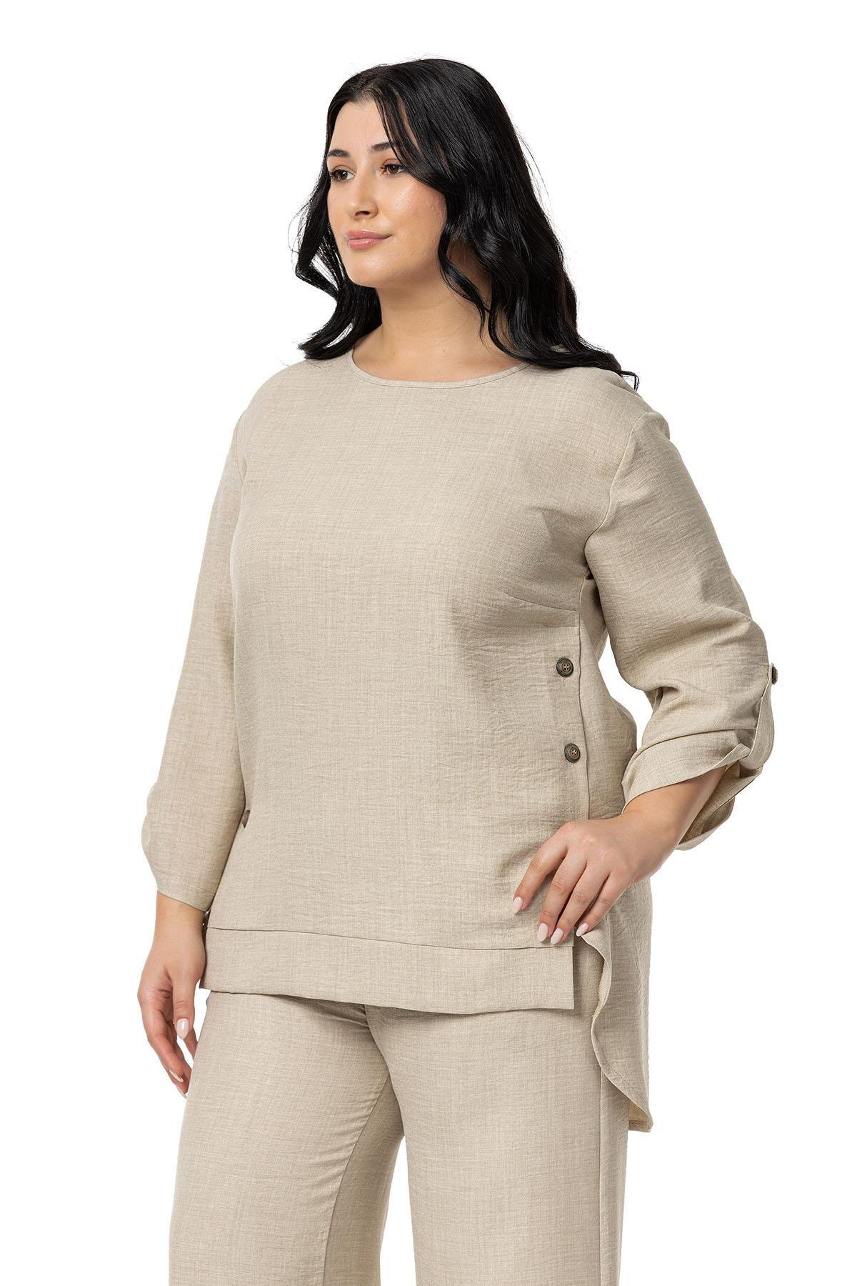 Bluz | Pantolon TakımlarDisentis Modest Büyük Beden Yanları Düğme Detaylı Bluz Pantolon Bej Rengi İkili TakımDISENTIS MODESTBüyük Beden Yanları Düğme Detaylı Bluz Pantolon Bej Rengi İkili Takım