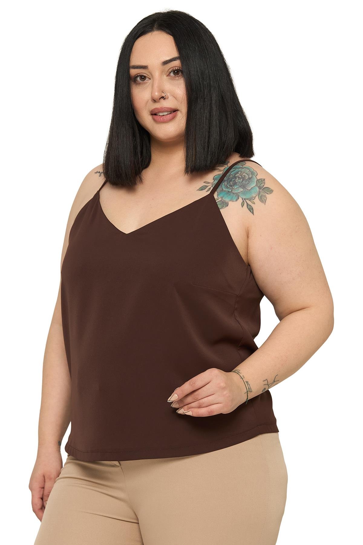 BluzDisentis Modest Büyük Beden Ayarlanabilir İnce Askılı V Yaka Kahverengi BluzDISENTIS MODESTBüyük Beden Ayarlanabilir İnce Askılı V Yaka Kahverengi Bluz