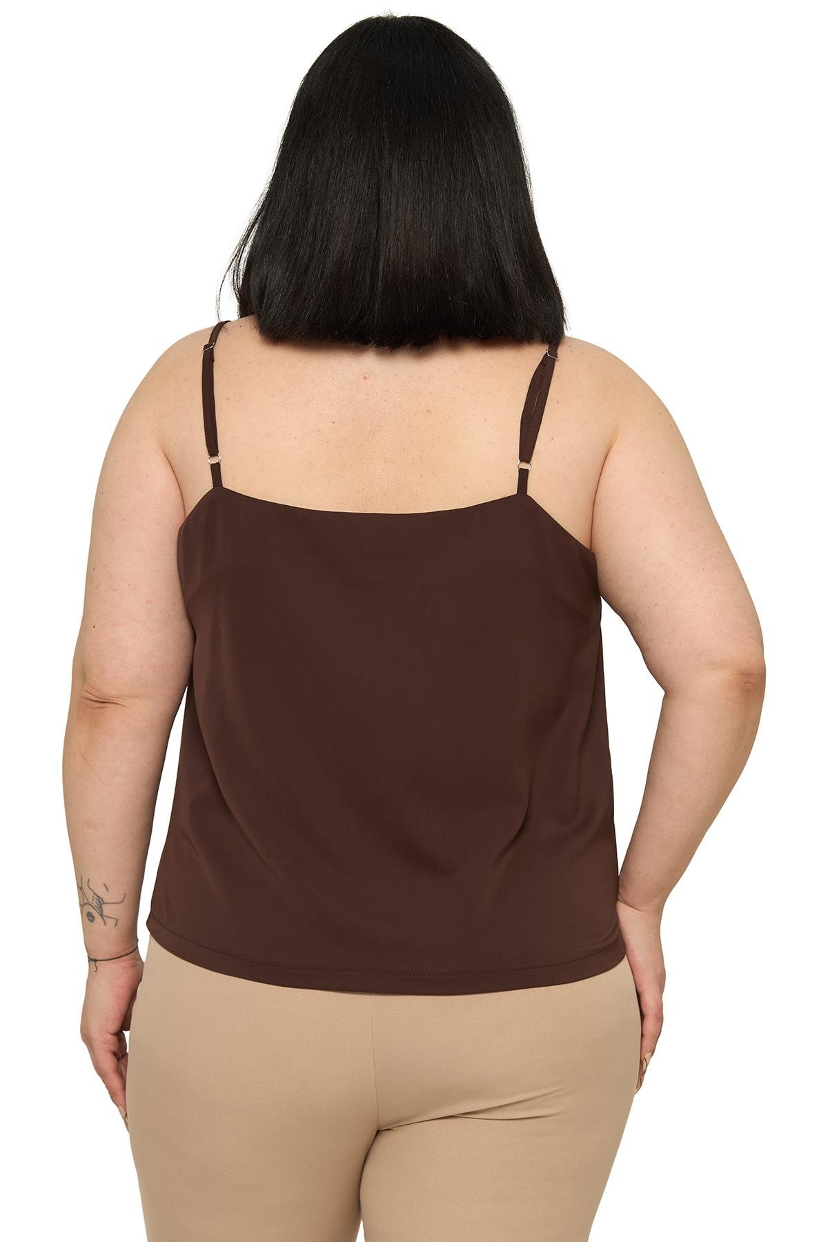 BluzDisentis Modest Büyük Beden Ayarlanabilir İnce Askılı V Yaka Kahverengi BluzDISENTIS MODESTBüyük Beden Ayarlanabilir İnce Askılı V Yaka Kahverengi Bluz