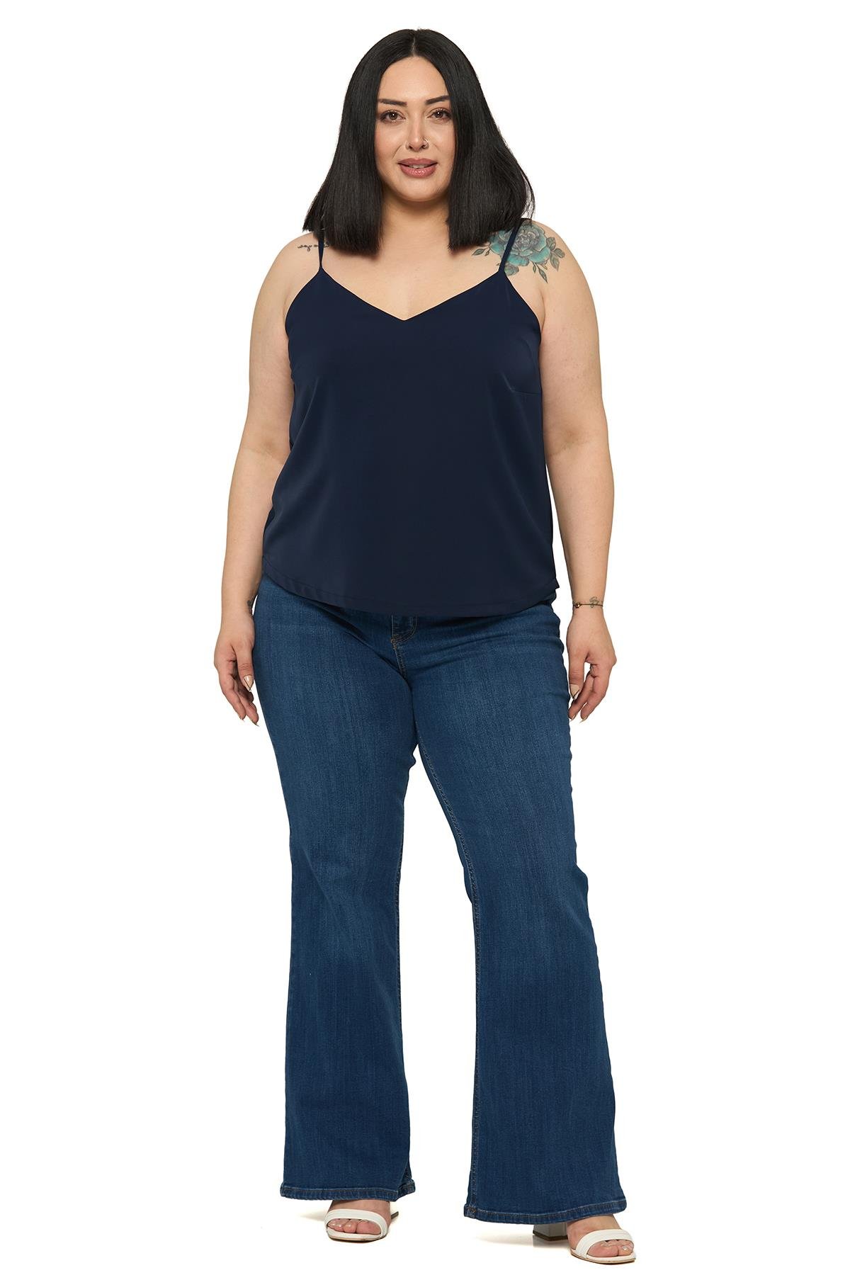 BluzDisentis Modest Büyük Beden Ayarlanabilir İnce Askılı V Yaka Lacivert BluzDISENTIS MODESTBüyük Beden Ayarlanabilir İnce Askılı V Yaka Lacivert Bluz