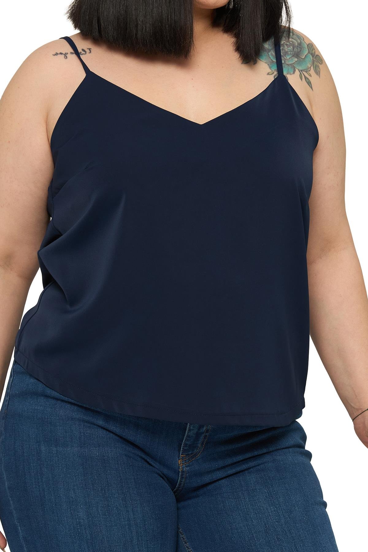 BluzDisentis Modest Büyük Beden Ayarlanabilir İnce Askılı V Yaka Lacivert BluzDISENTIS MODESTBüyük Beden Ayarlanabilir İnce Askılı V Yaka Lacivert Bluz